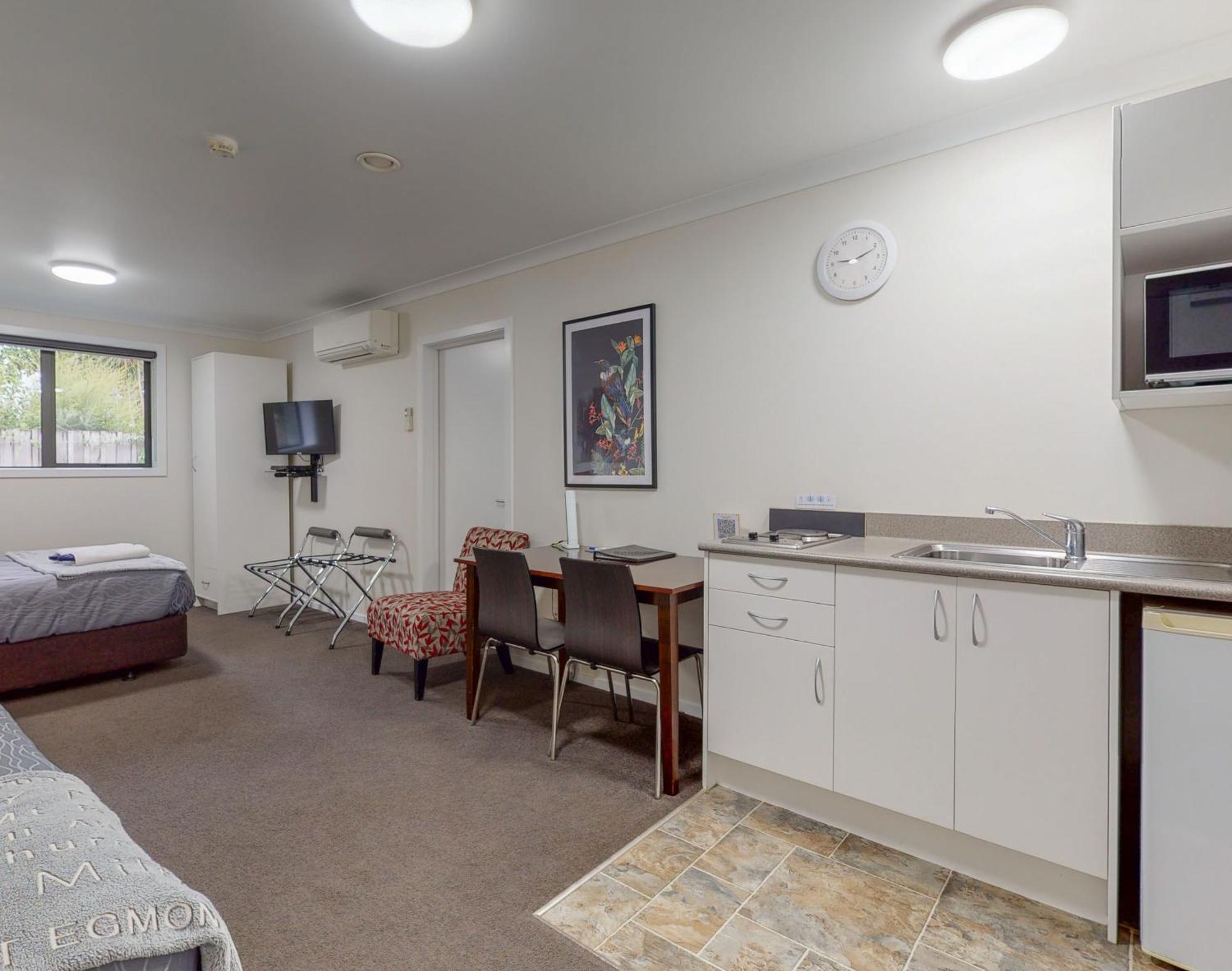 Queen Studio,1551584230:JPEG