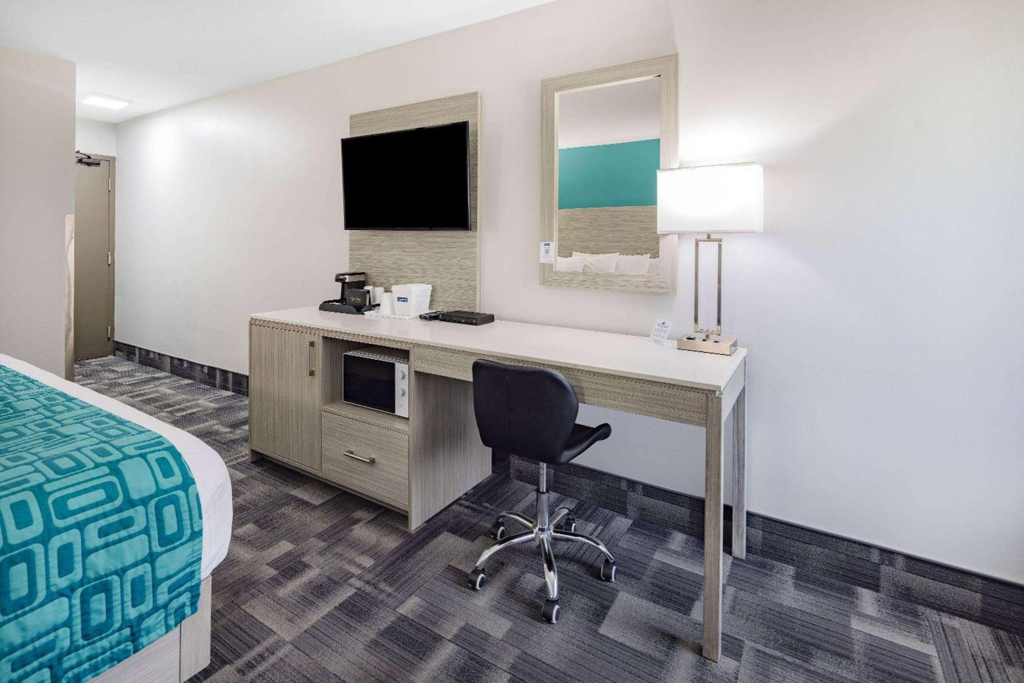 Queen Room with Two Queen Beds and River View - Non-Smoking,1552226146:JPEG