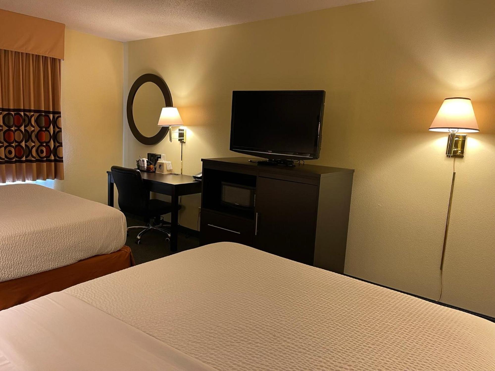 Studio Suite with Three Queen Beds - Non-Smoking