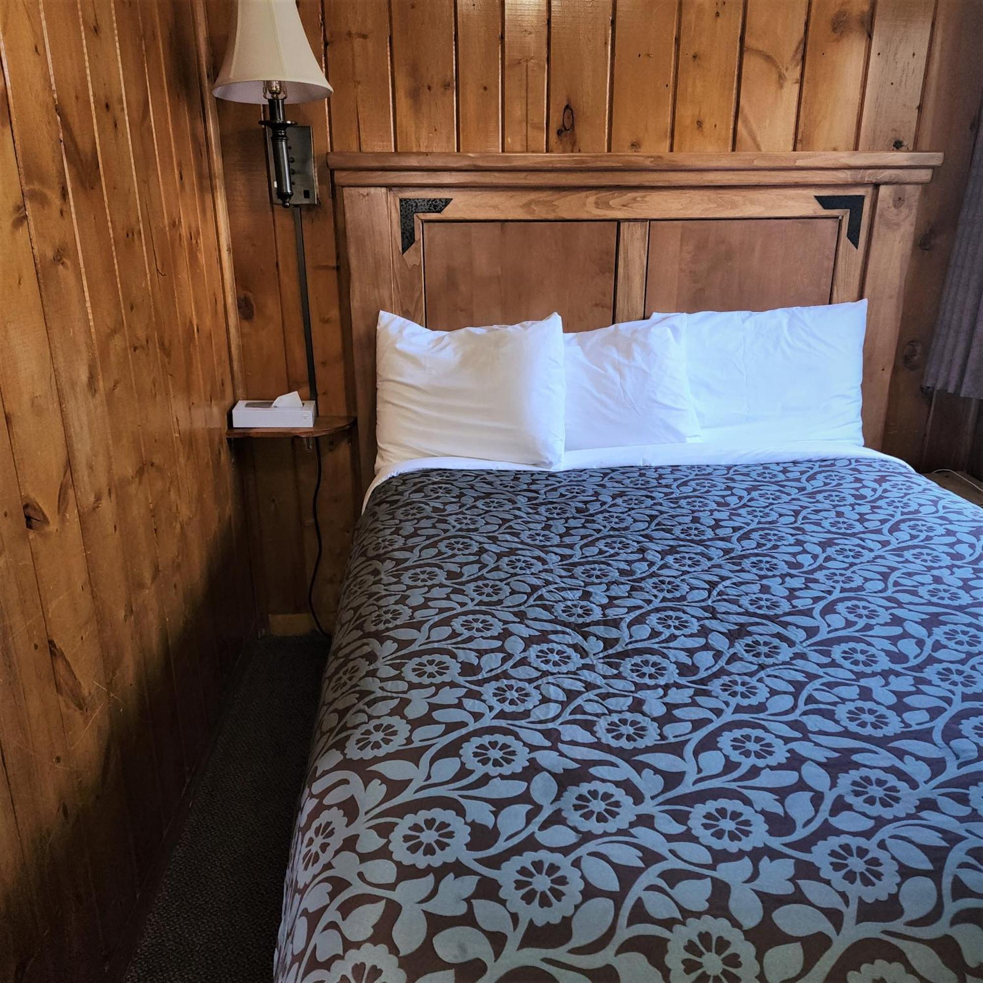 Deluxe Queen Room with Kitchenette