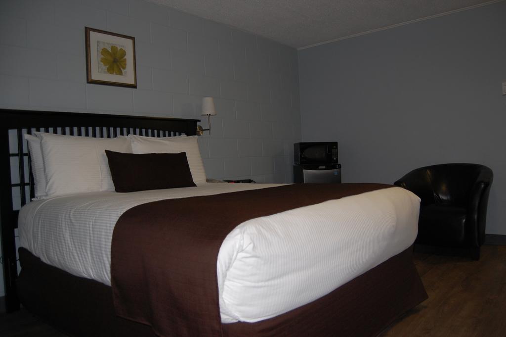 Deluxe Queen Room with Kitchenette