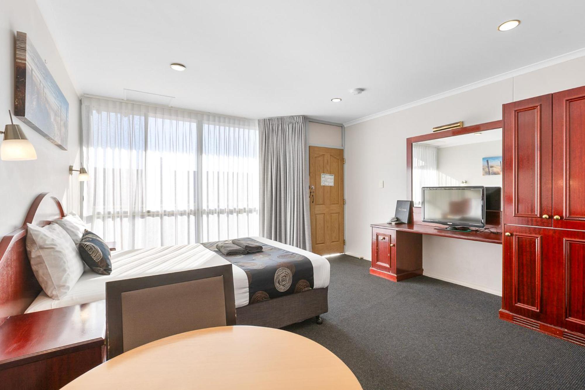 Deluxe Queen Room,1586856991:JPEG