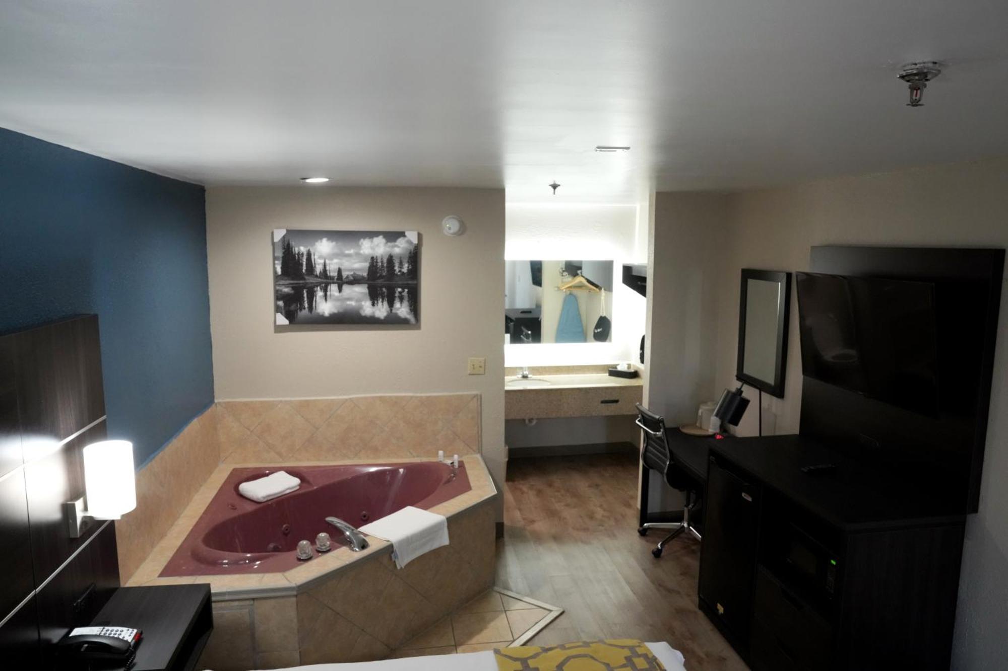 Deluxe King Room - Non-Smoking