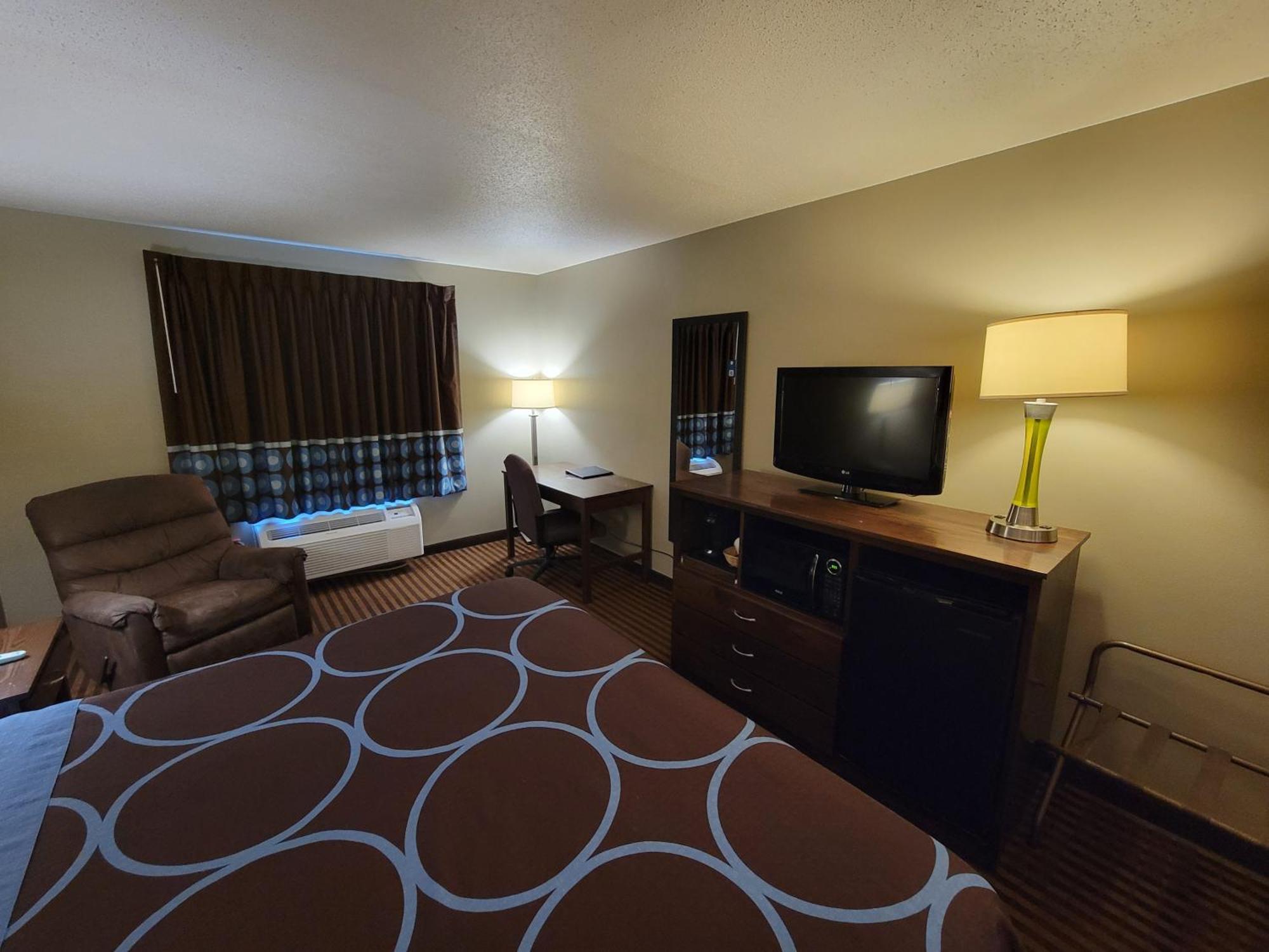 Business Room with Murphy Bed - Non-Smoking