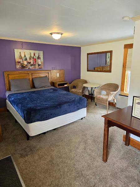 Cabin with One Queen Bed