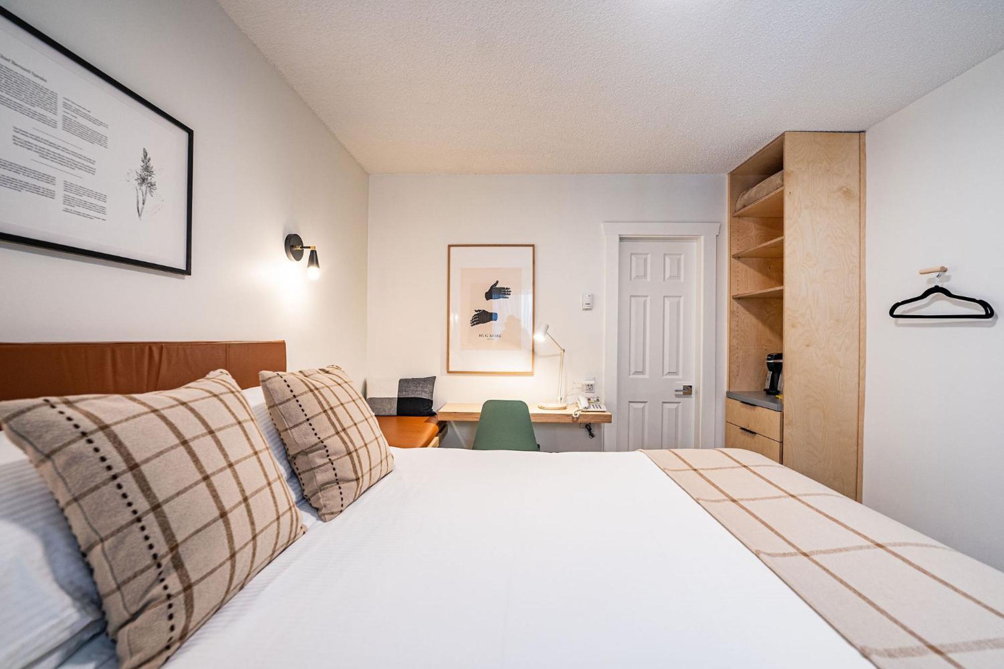 Standard Queen Room Non-Pet Friendly,1599657791:JPEG