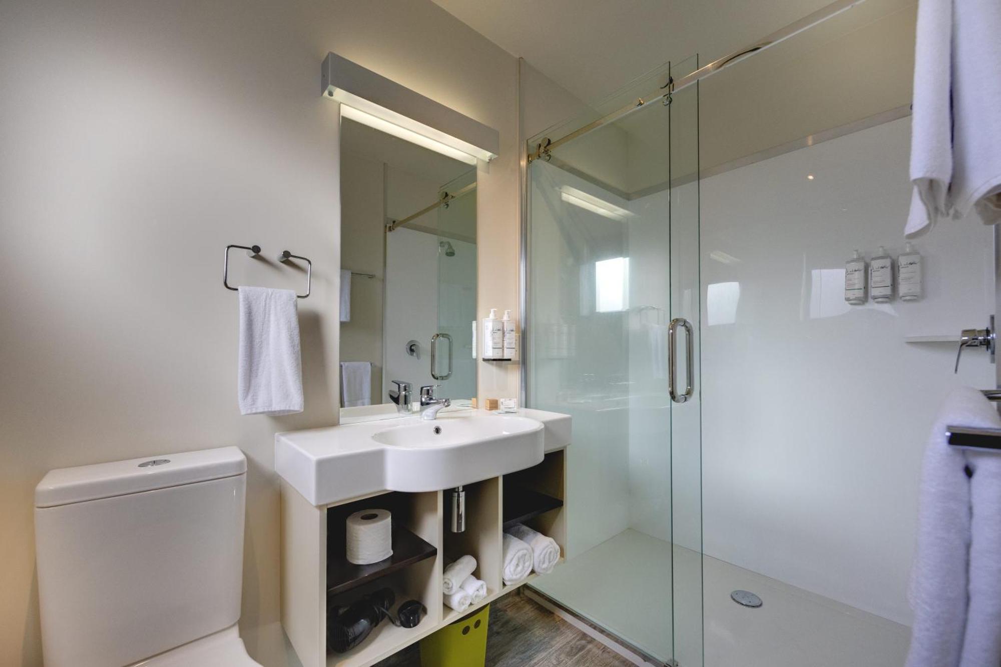 Queen Studio,1602999877:JPEG