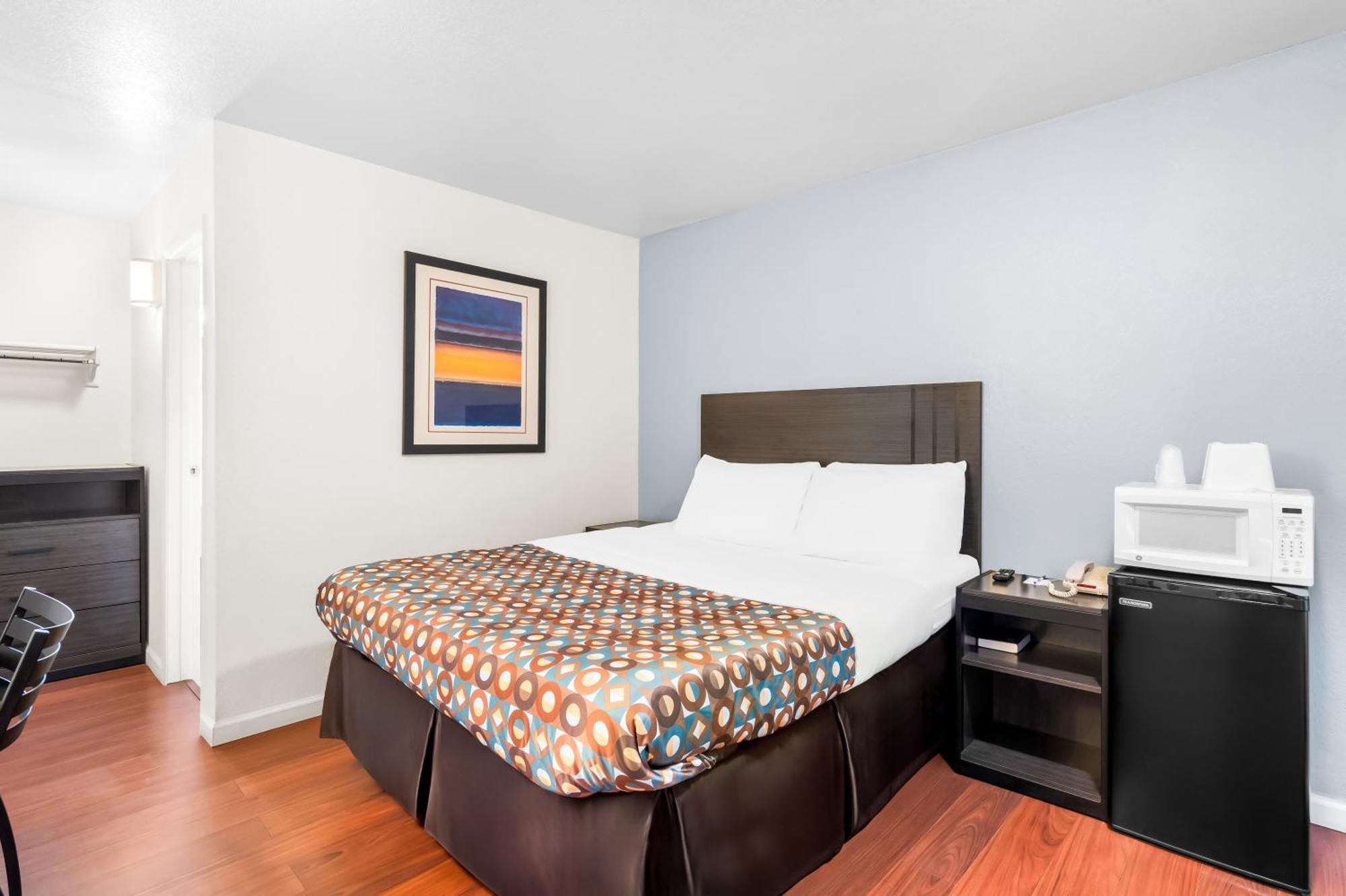 Standard Queen Room