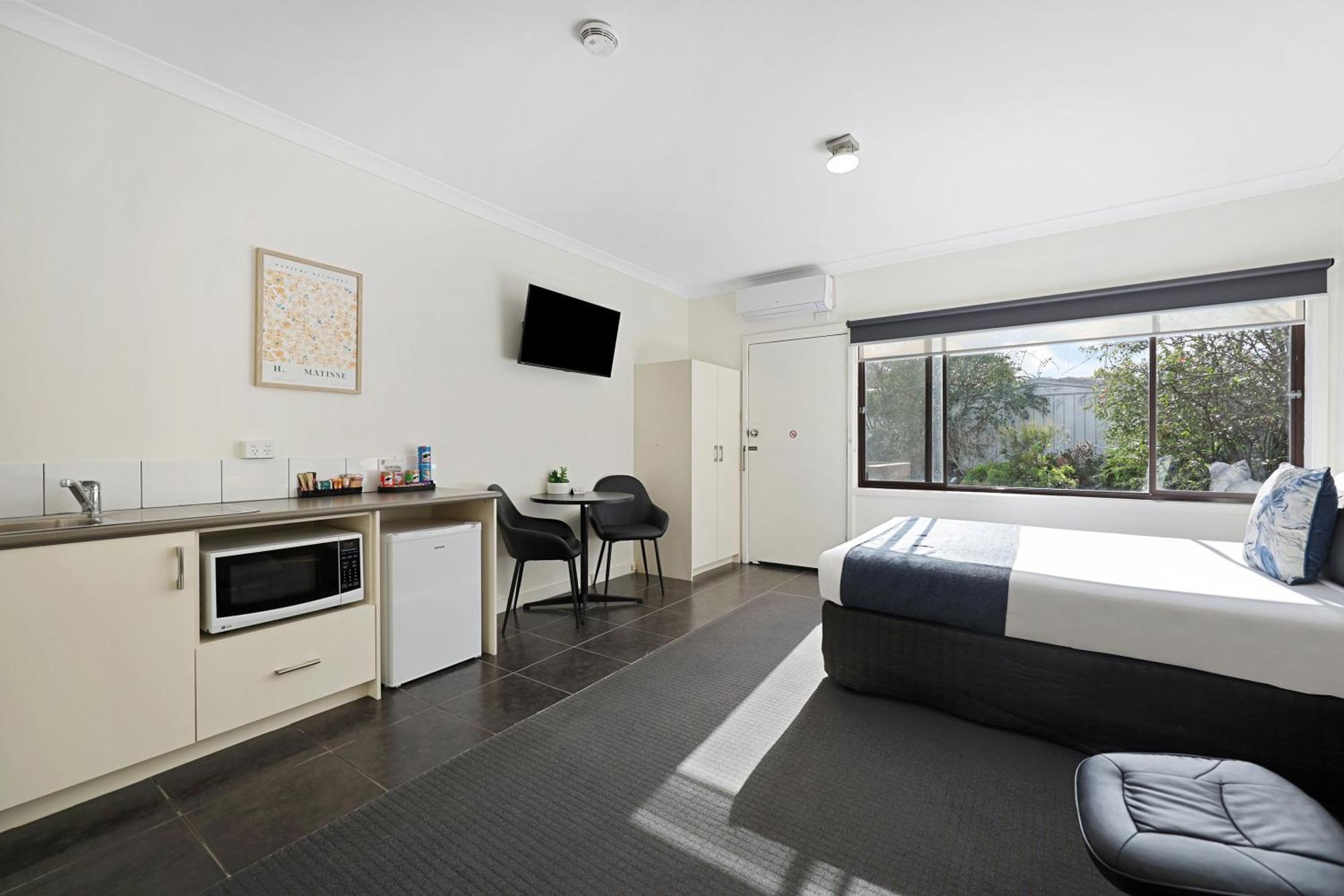 Deluxe Accessible Queen,1603746048:JPEG