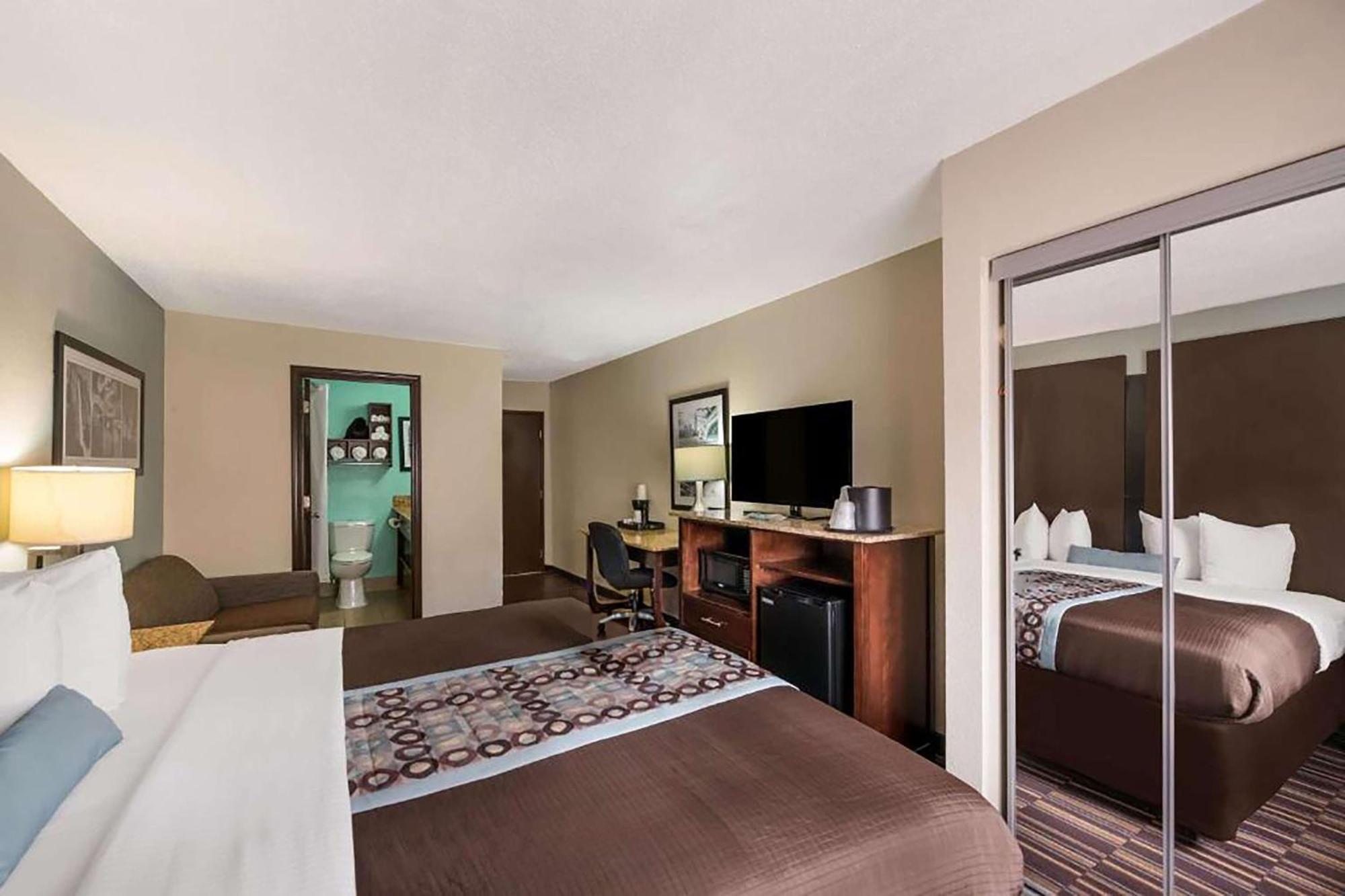 King Room with Mobility Access and Bathtub with Grab Bars, Non-Smoking