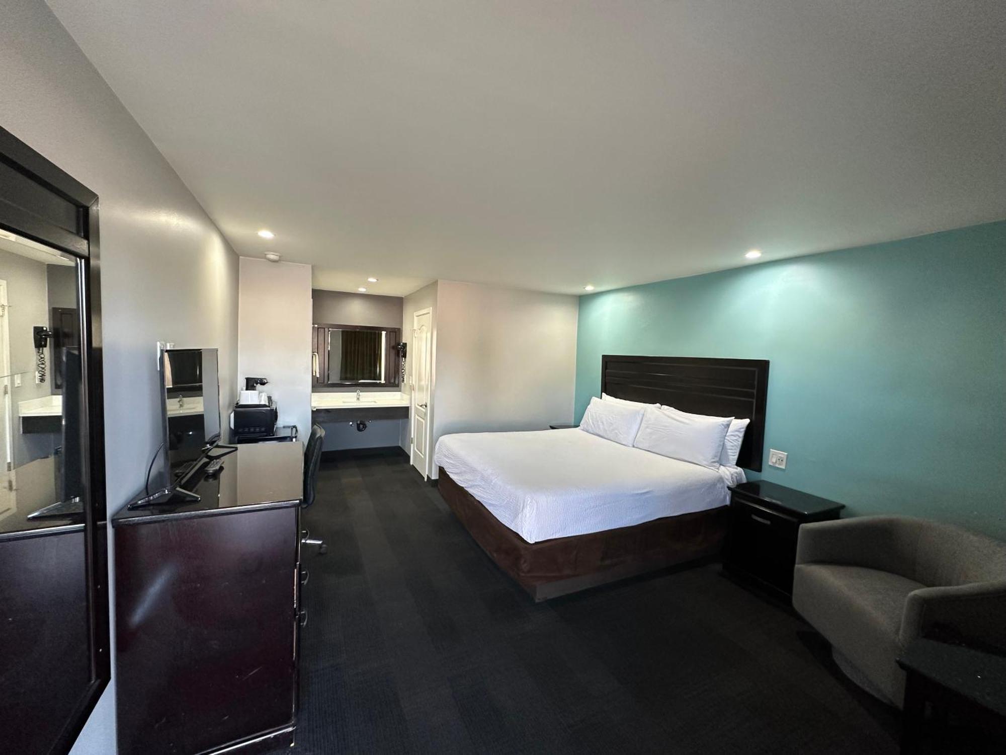 Deluxe King Room - Non-Smoking