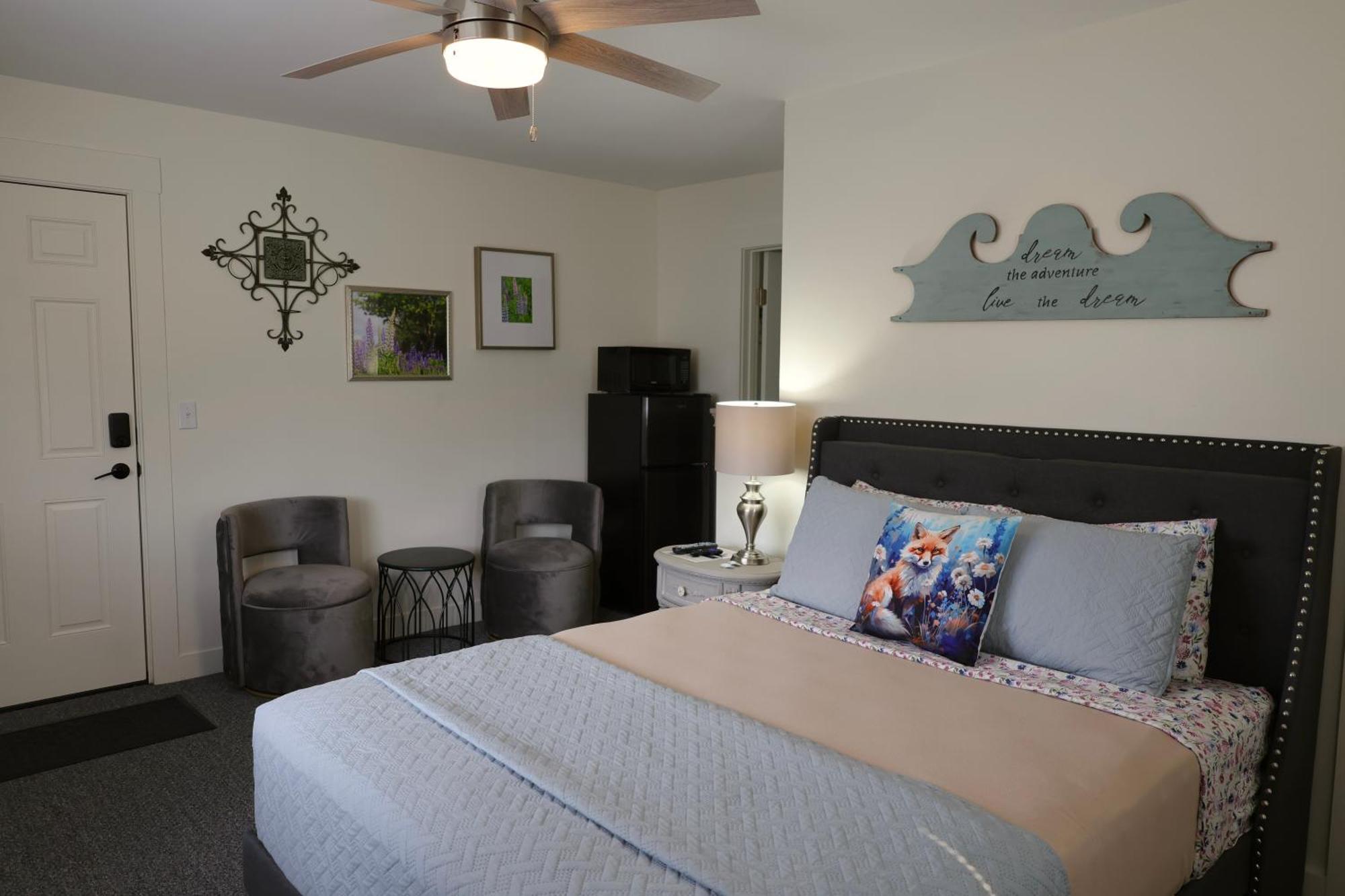 Deluxe Queen Suite
