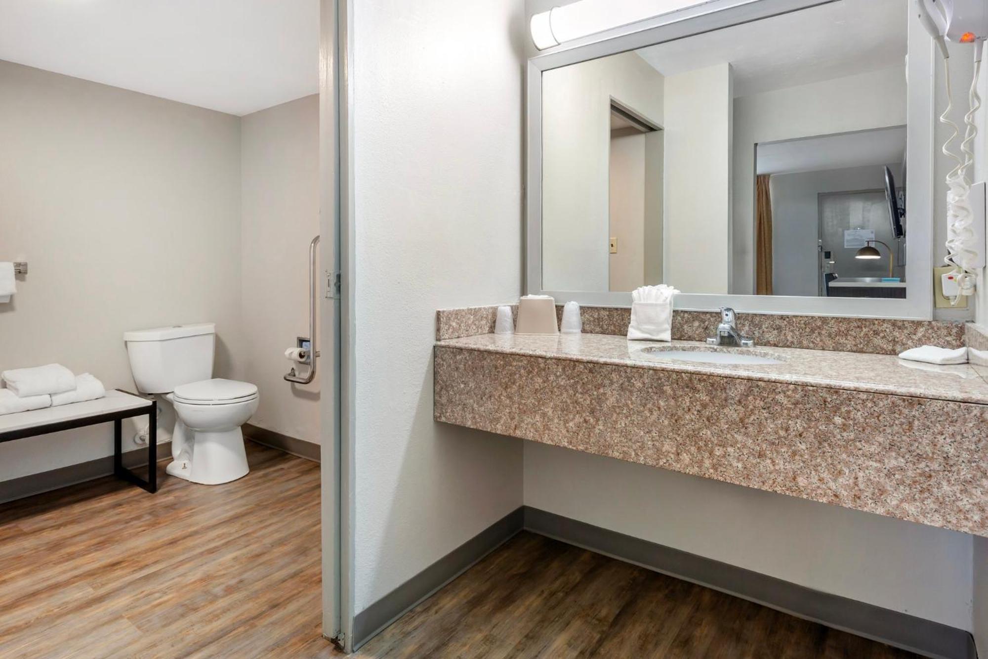 Duluxe King Room Disability Access Roll-In Shower Non-Smoking