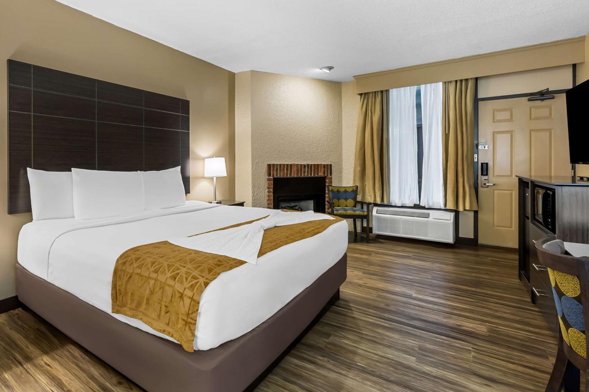 Zimmer mit Kingsize-Bett und ebenerdiger Dusche