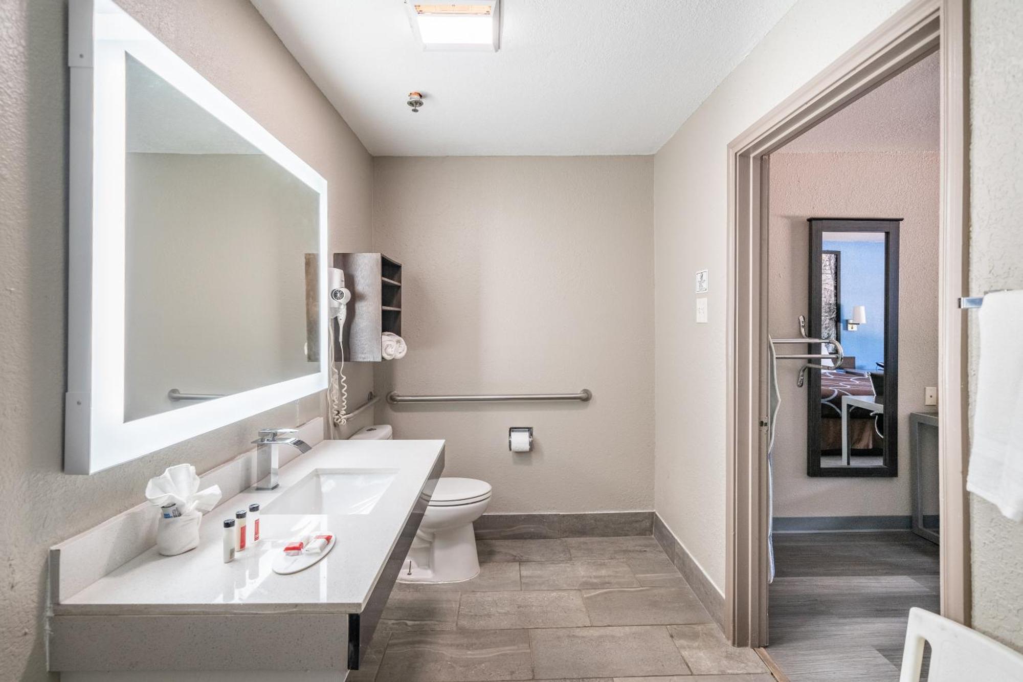King Room with Roll-In Shower - Mobility/Hearing Accessible - Non-Smoking