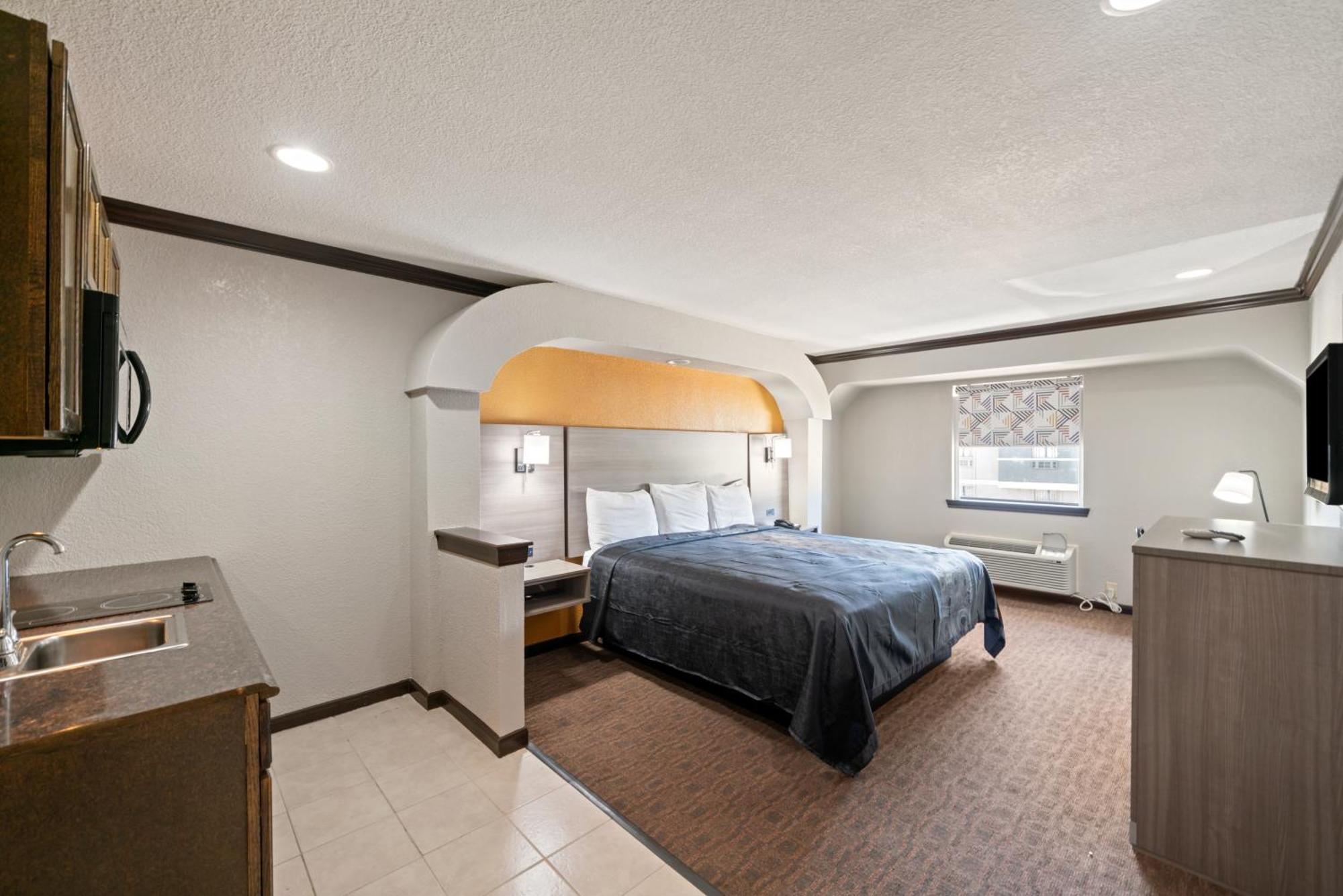 King Room with Kitchenette - Non-Smoking