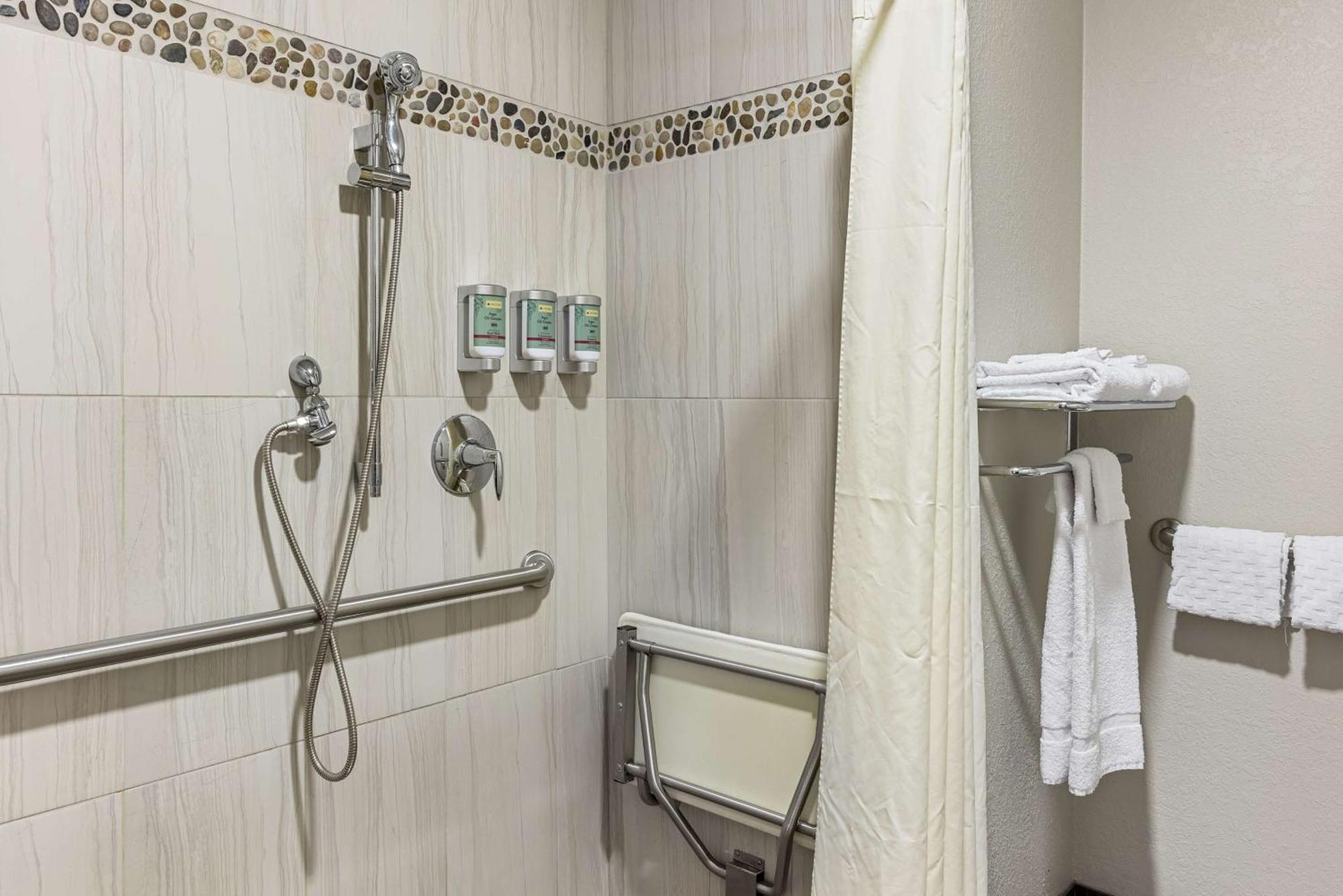 Queen Room with Roll-in Shower - Disability Access - Non-smoking