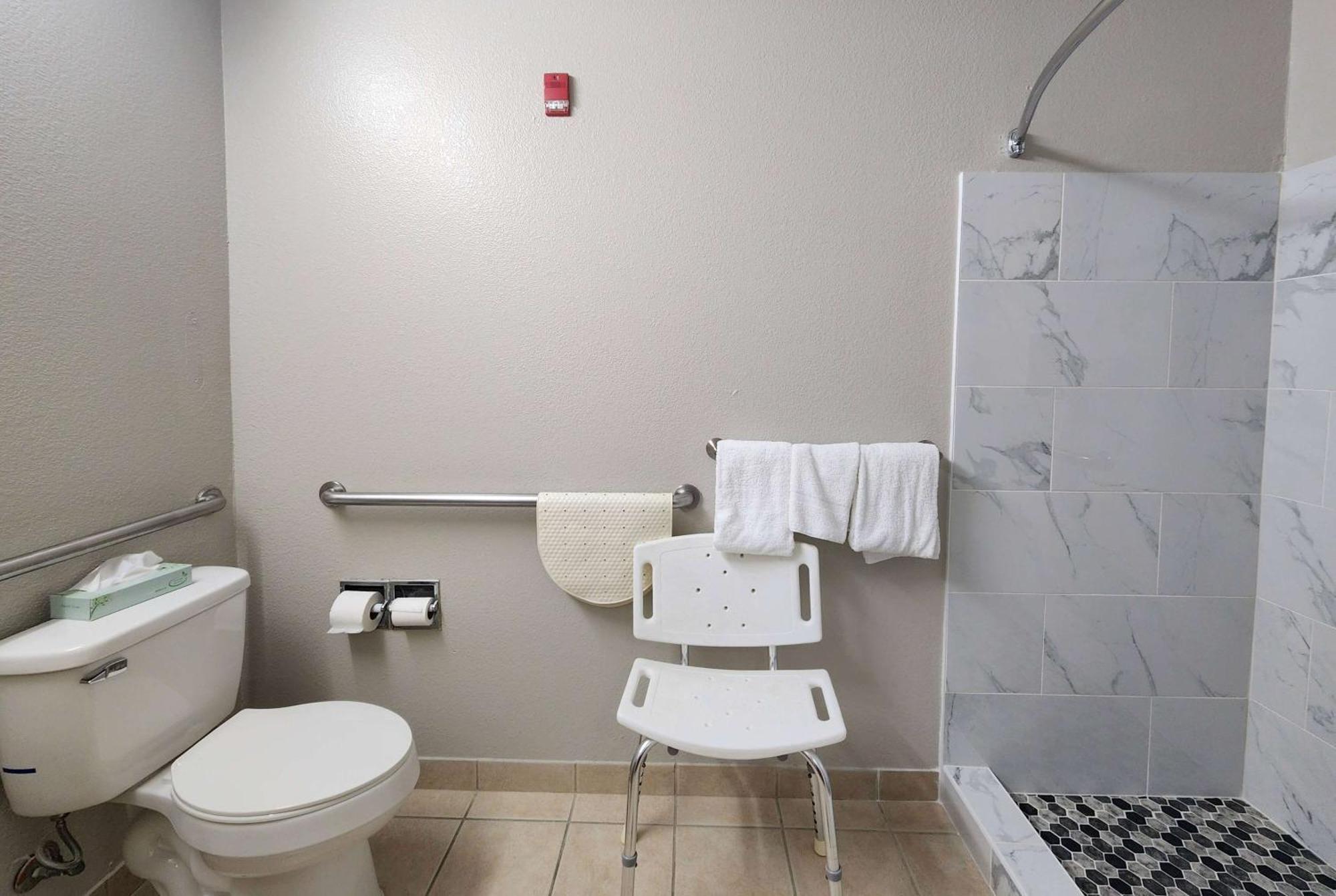 King Room with Bath Tub - Mobility Accessible/Non-Smoking