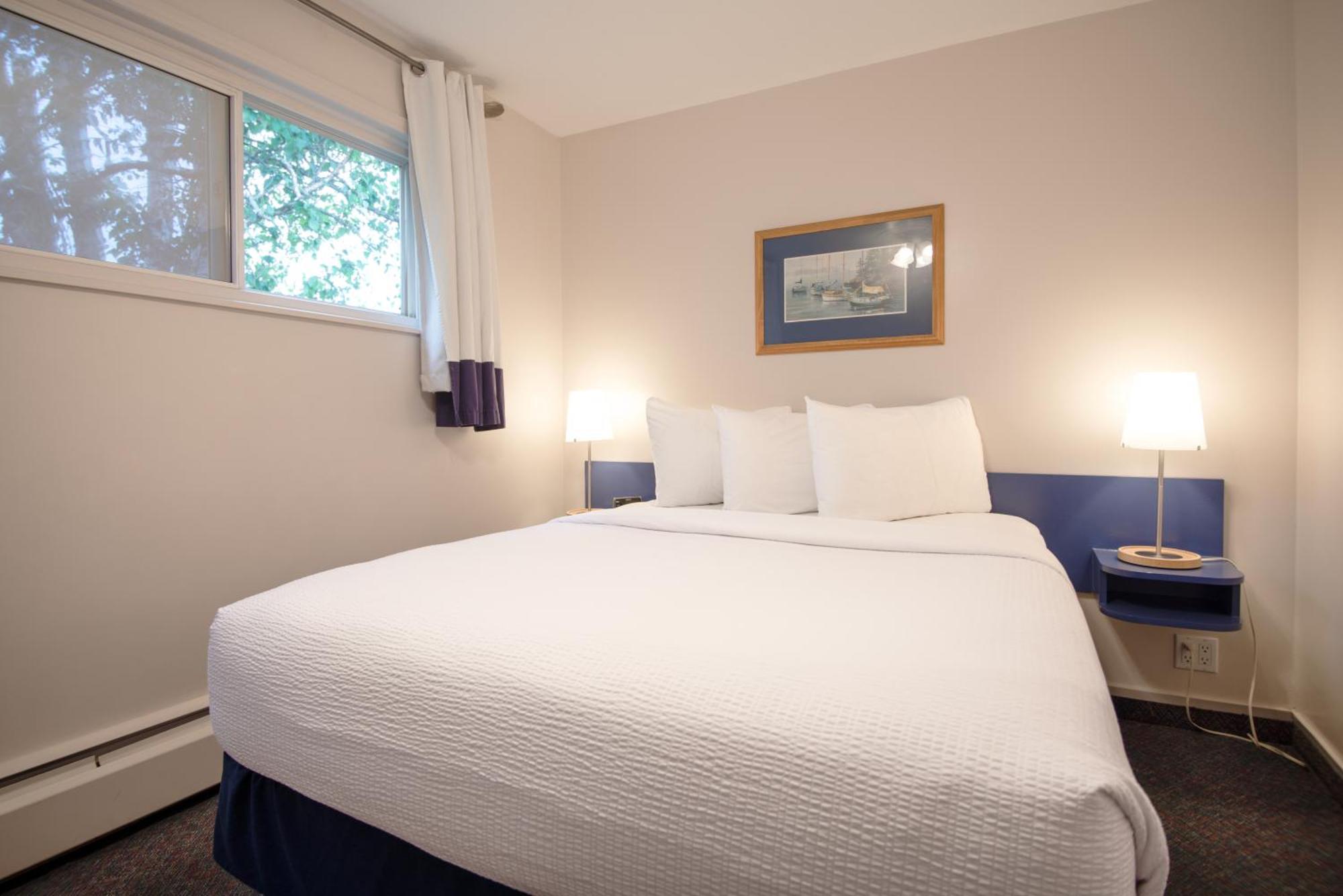 Seaside One-Bedroom Queen Suite