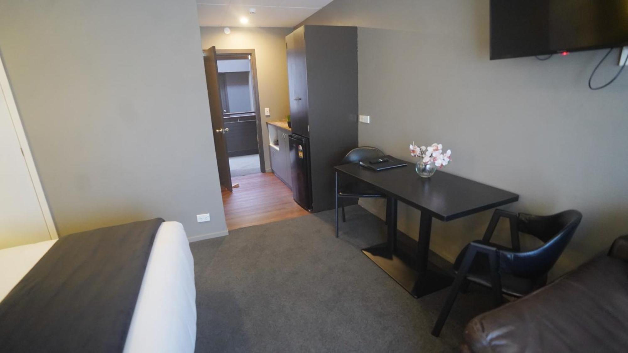 Queen Studio,1643141891:JPEG