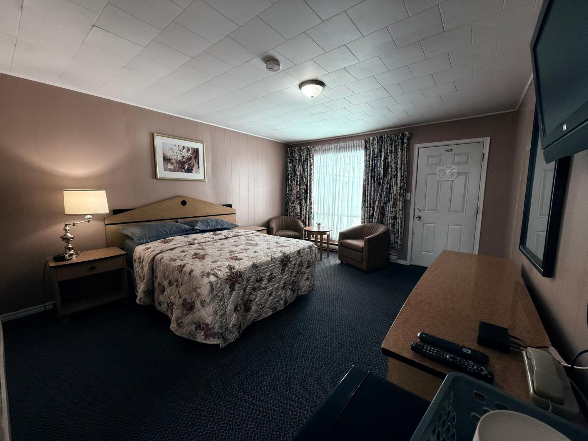 Queen Room,1646908026:JPEG