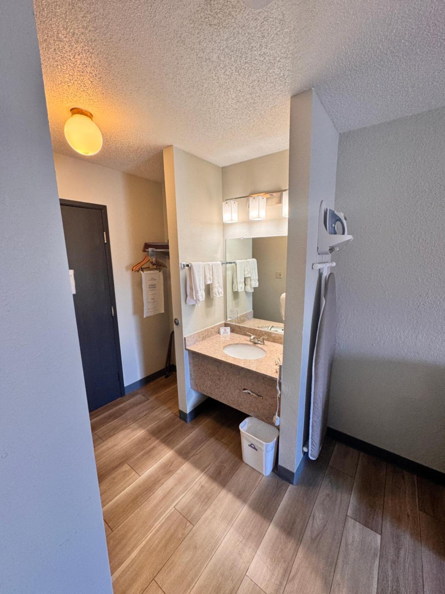 Deluxe King Room with Sofa Bed - Non-Smoking
