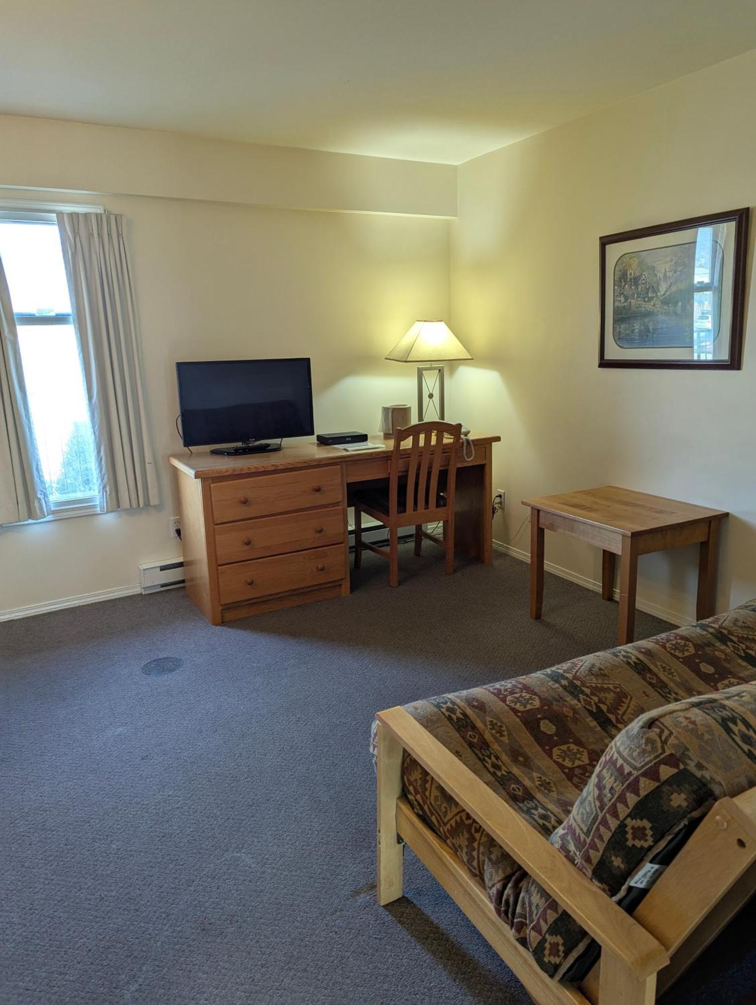 Deluxe Queen Suite