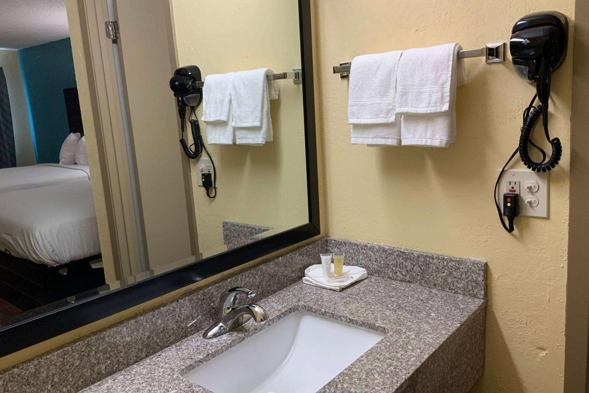 King Room with Mobility/Hearing Access and Roll-In Shower, Non-Smoking