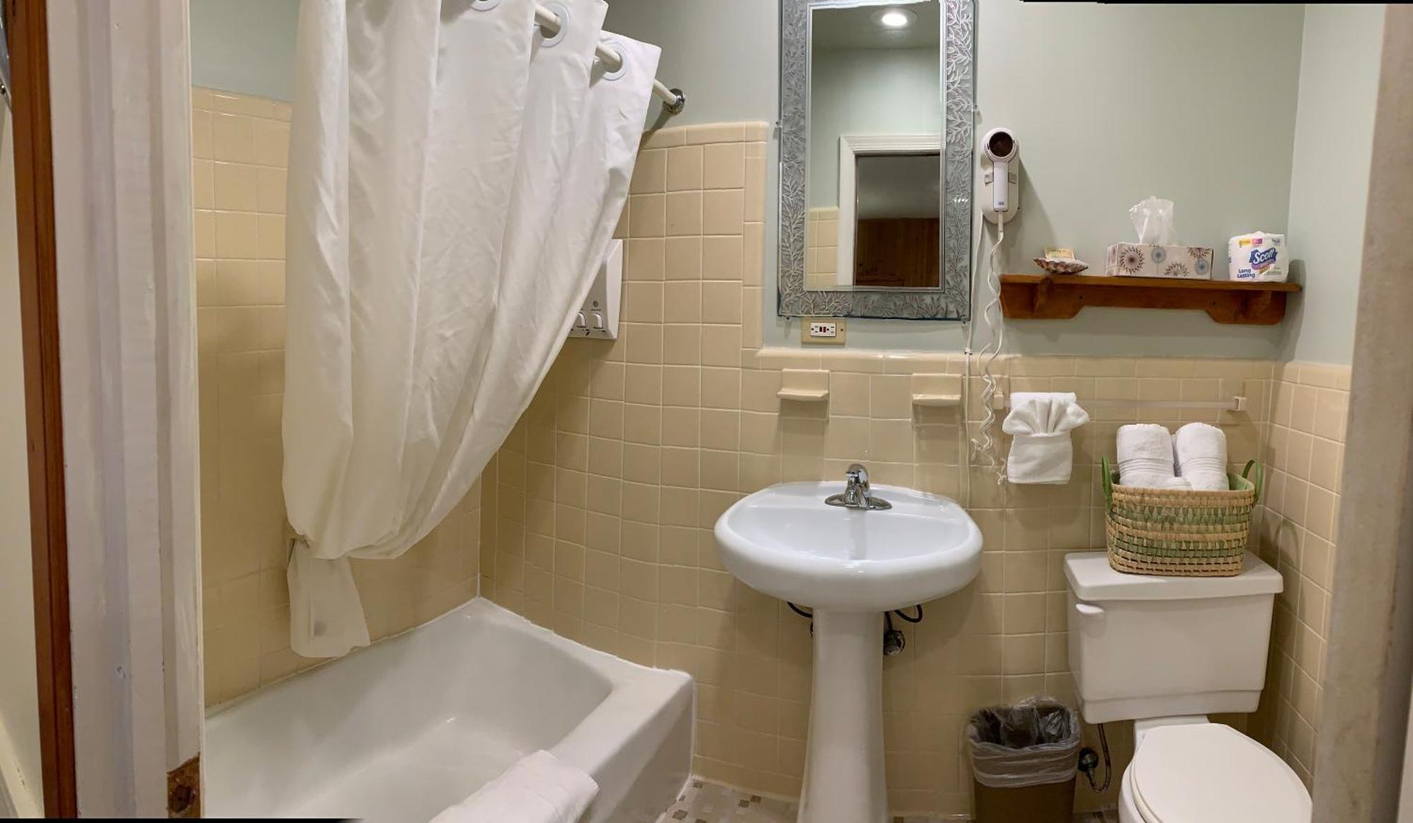 Deluxe Room, 1 King Bed, Refrigerator & Microwave, Mezzanine (Not Pet Friendly)