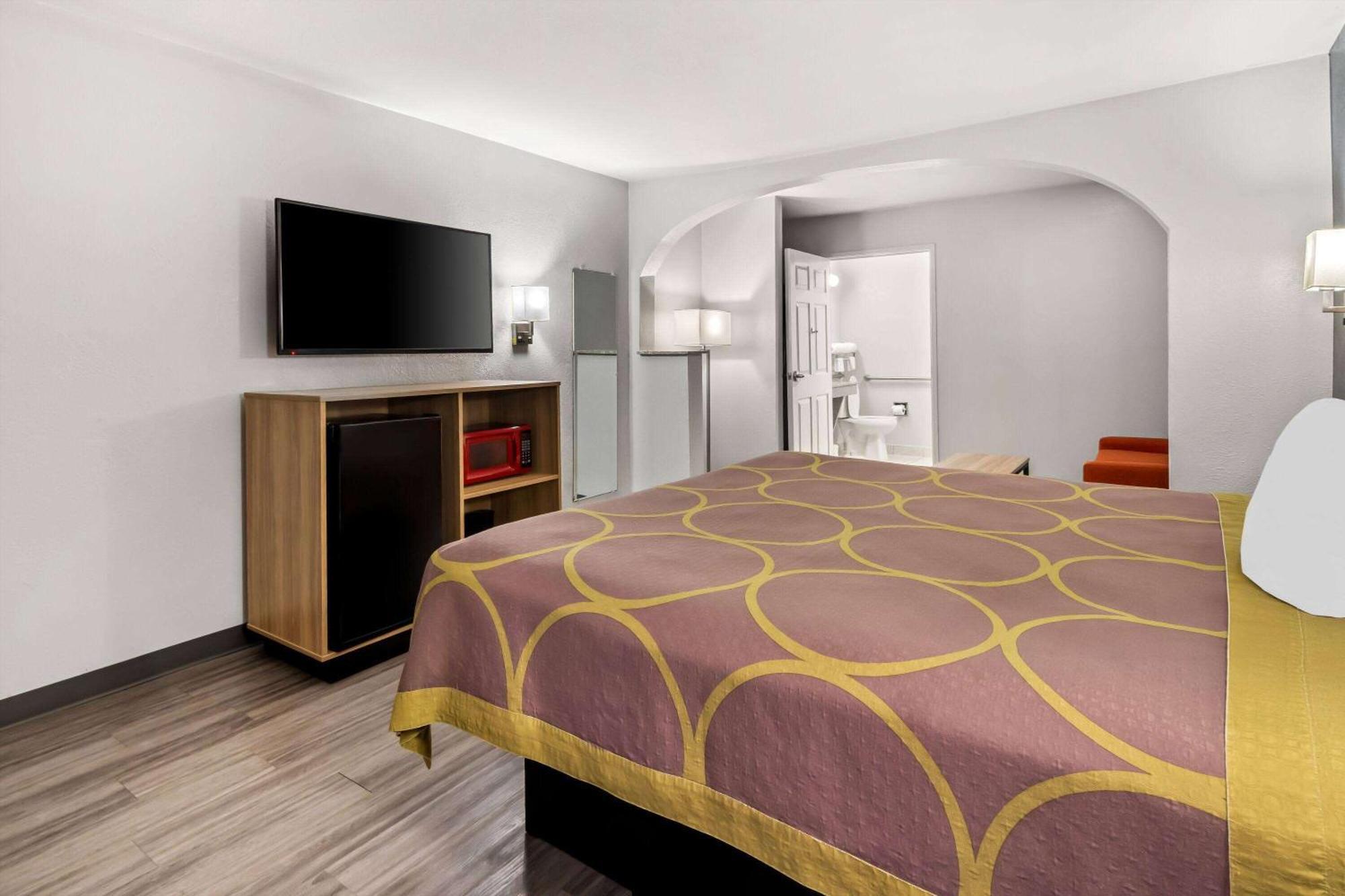 King Room with Roll-In Shower - Mobility/Hearing Accessible - Non-Smoking