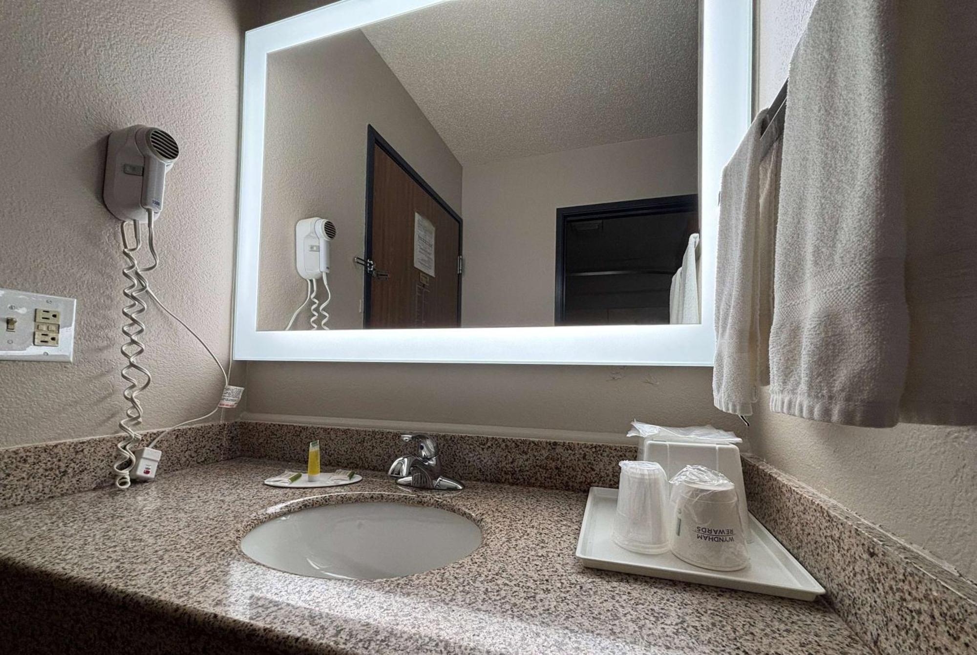Queen Room with Mobility Access - Non-Smoking