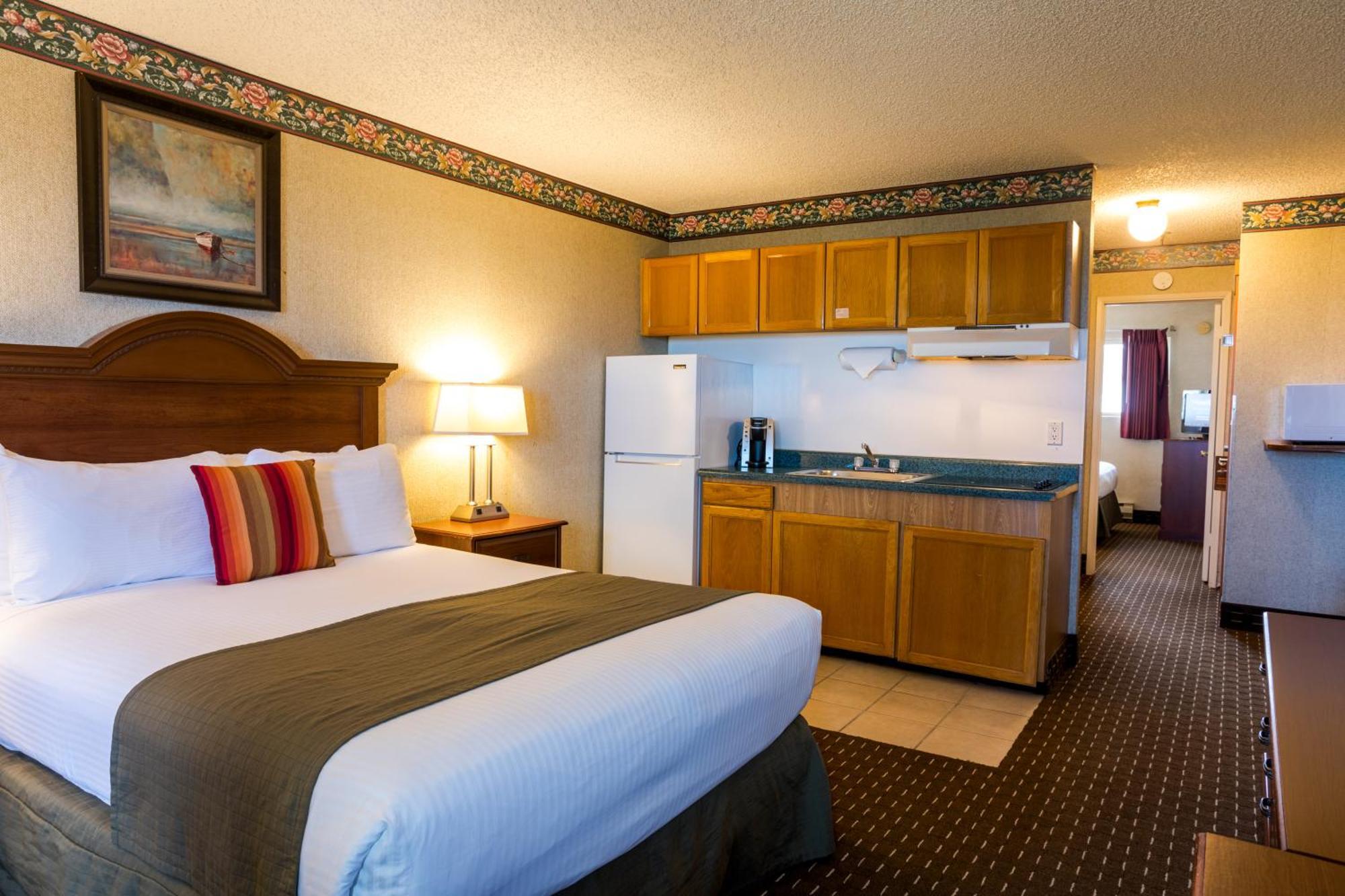 Three Queen Ocean View with Kitchenette