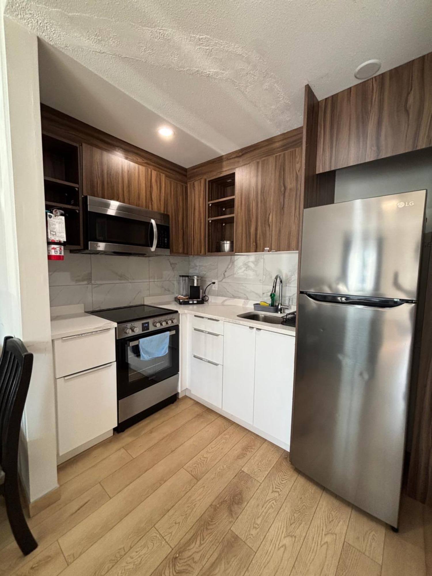 Deluxe Queen Suite