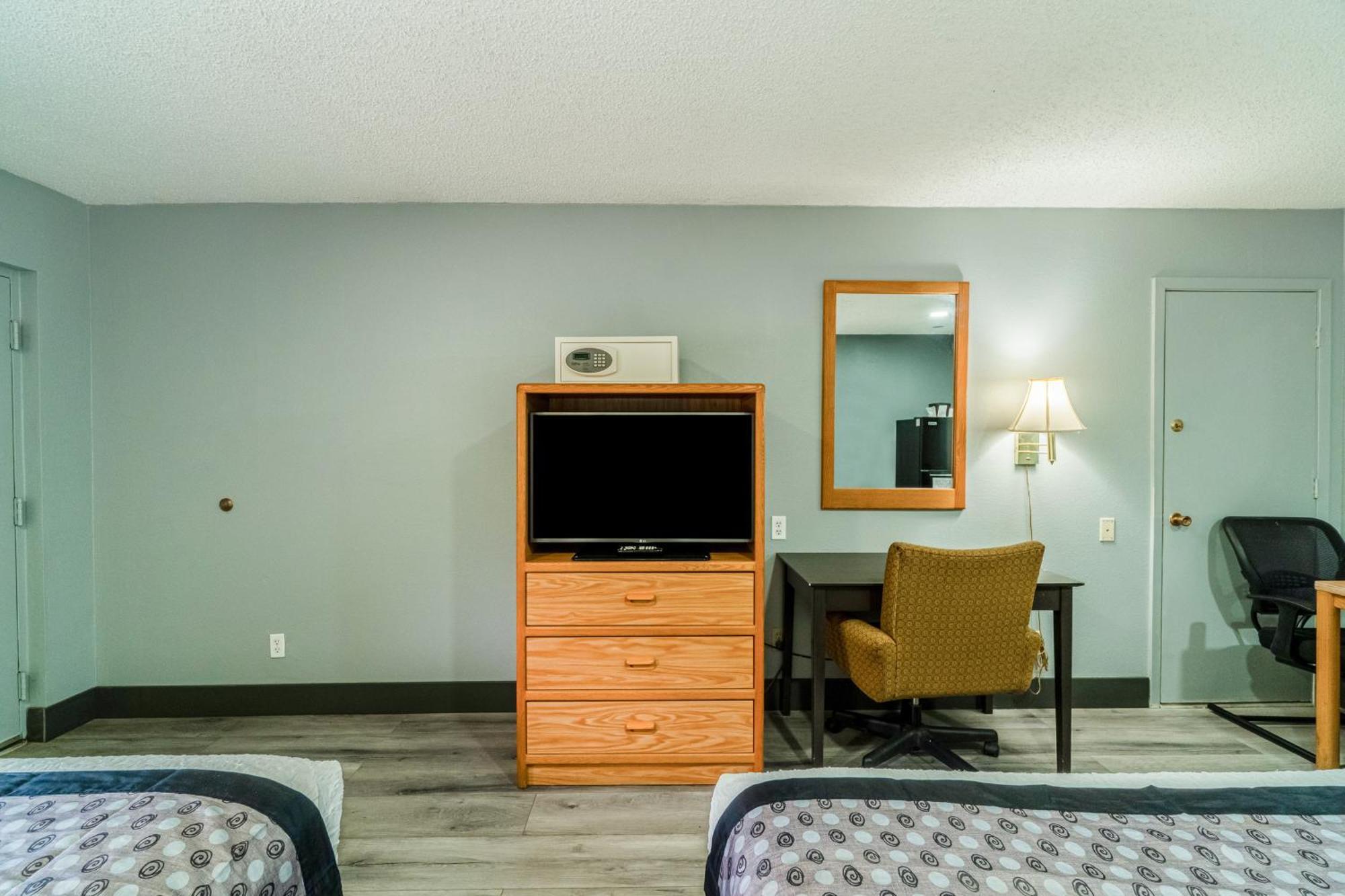 2 Queen Beds with Kitchenette Non-Smoking