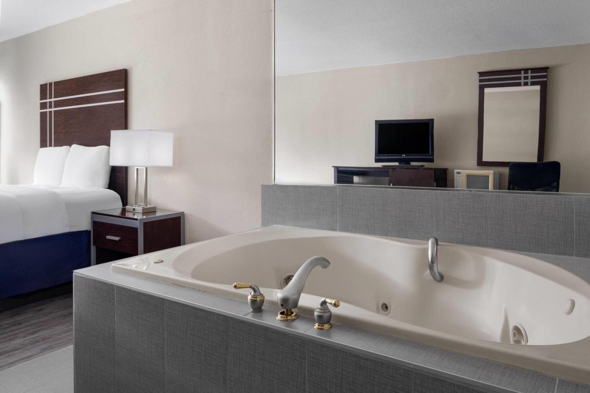 King Room with Jetted Tub - Non-Smoking
