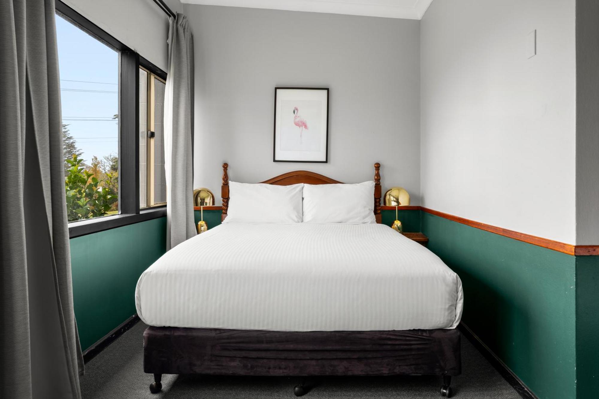 Garden View Queen Bed,1677864074:JPEG