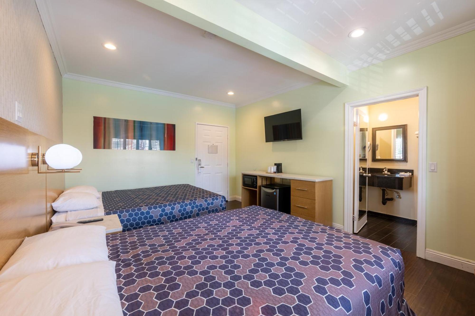 Deluxe Queen Room with Two Queen Beds,1678631472:JPEG