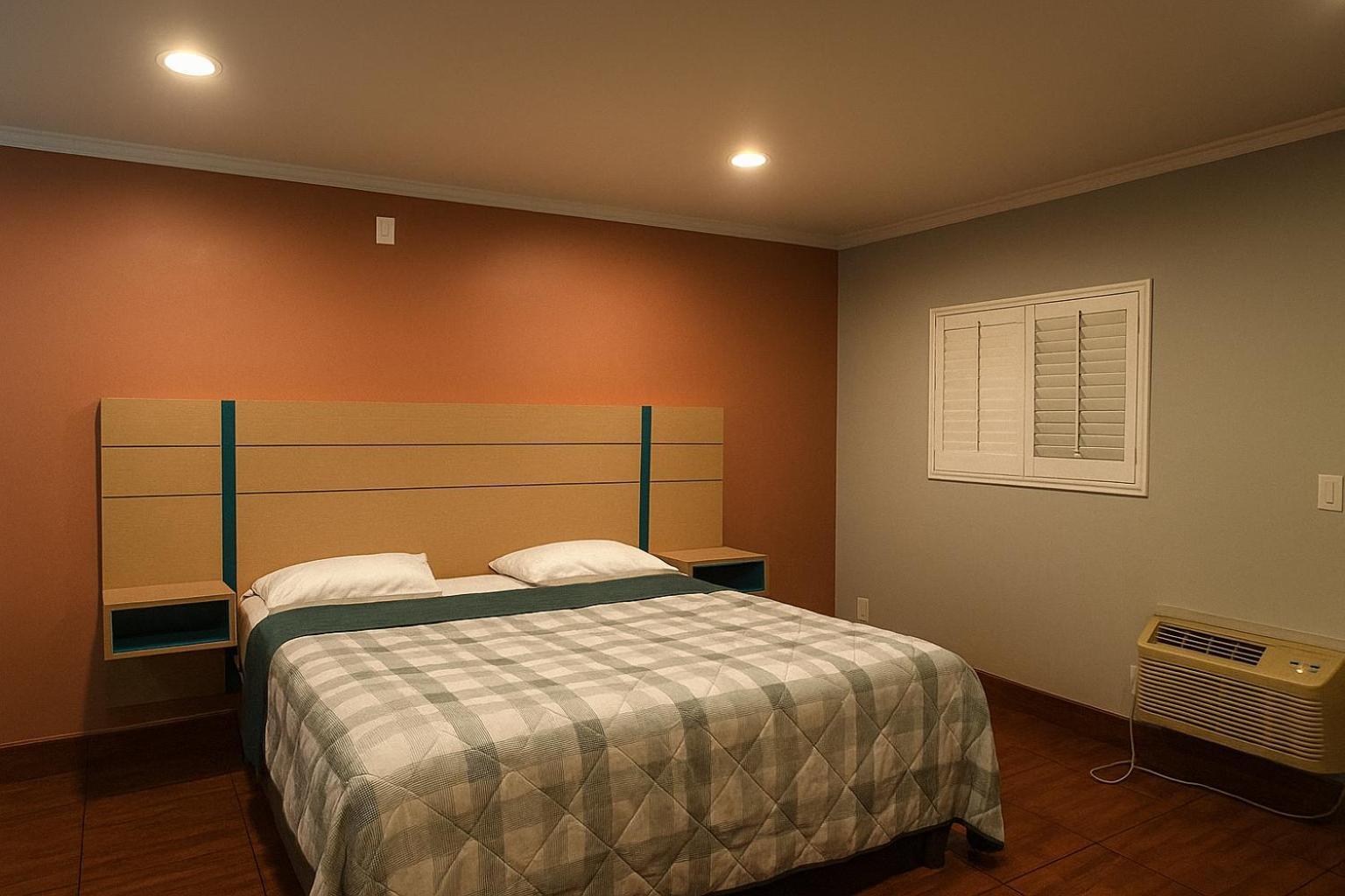 King Room with Private Bathroom - Non-Smoking