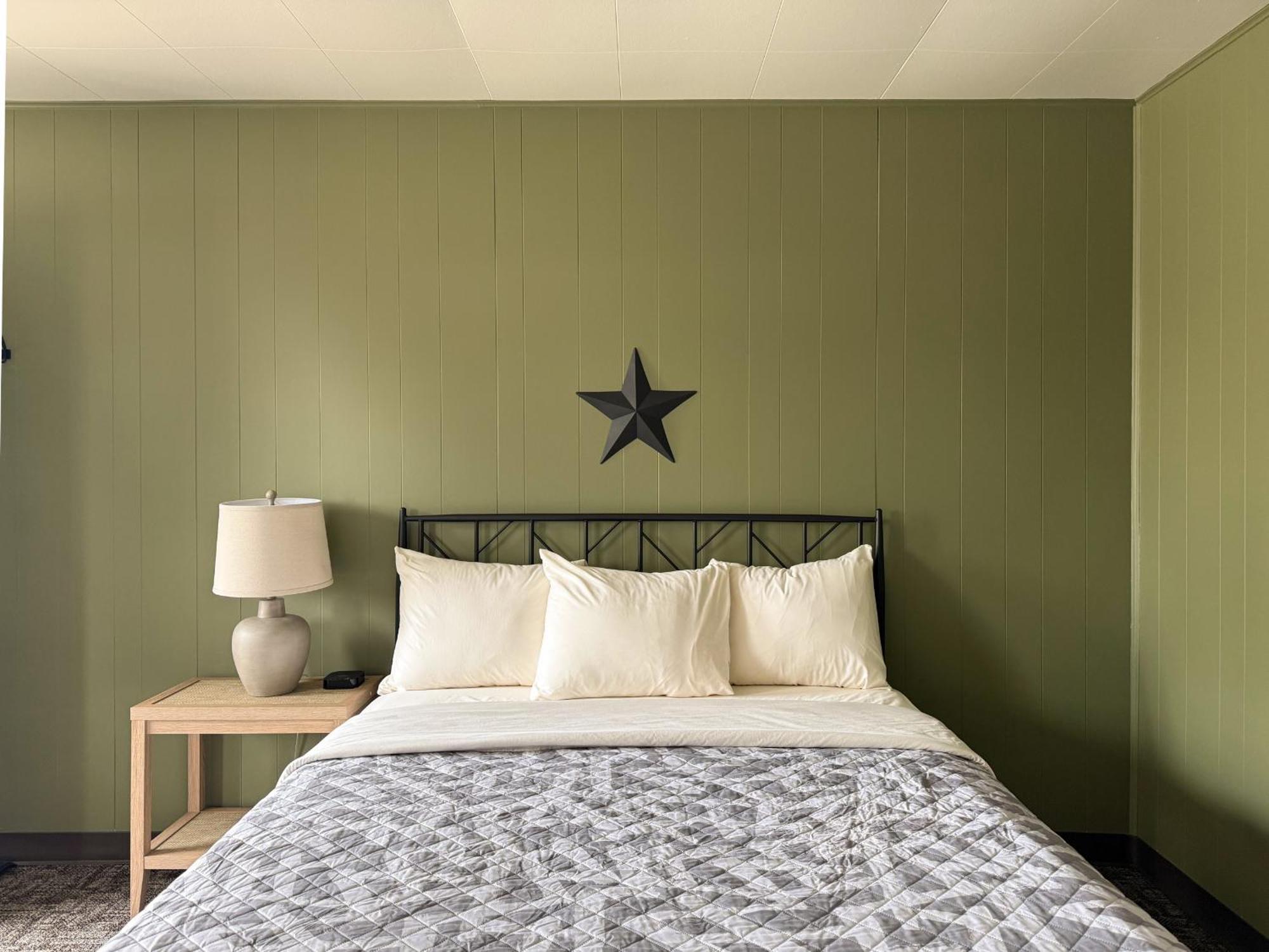 Standard Queen Room