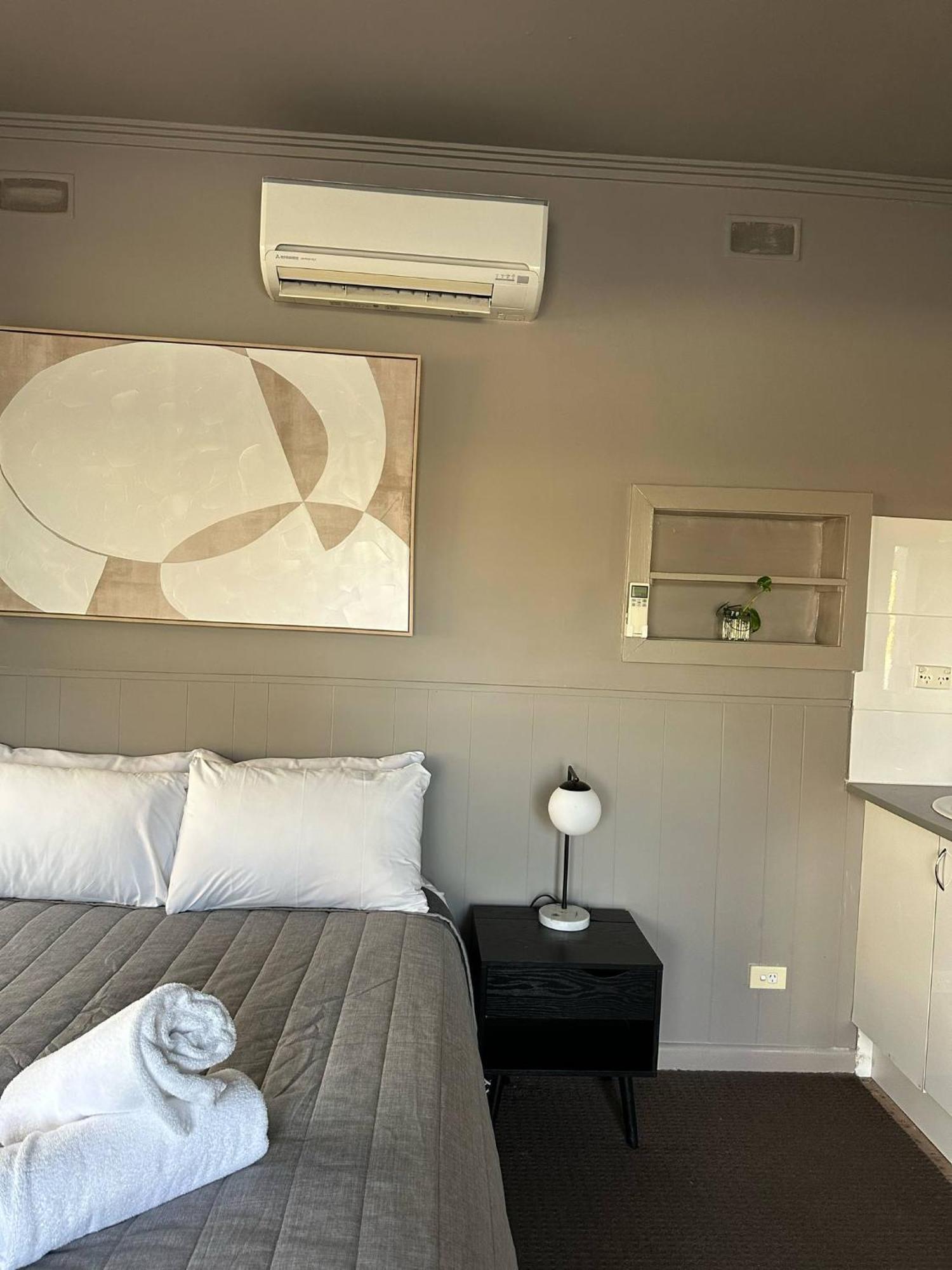 Queen room with 1 queen bed,1697113550:JPEG