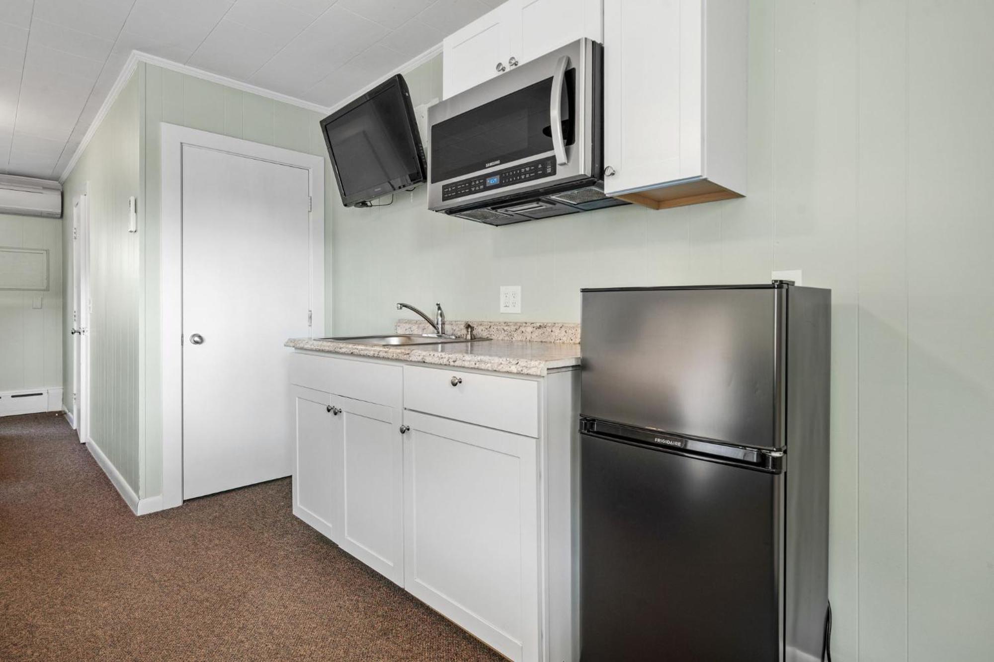 One Queen Two Single Beds Family Friendly Kitchenette,1680665511:JPEG