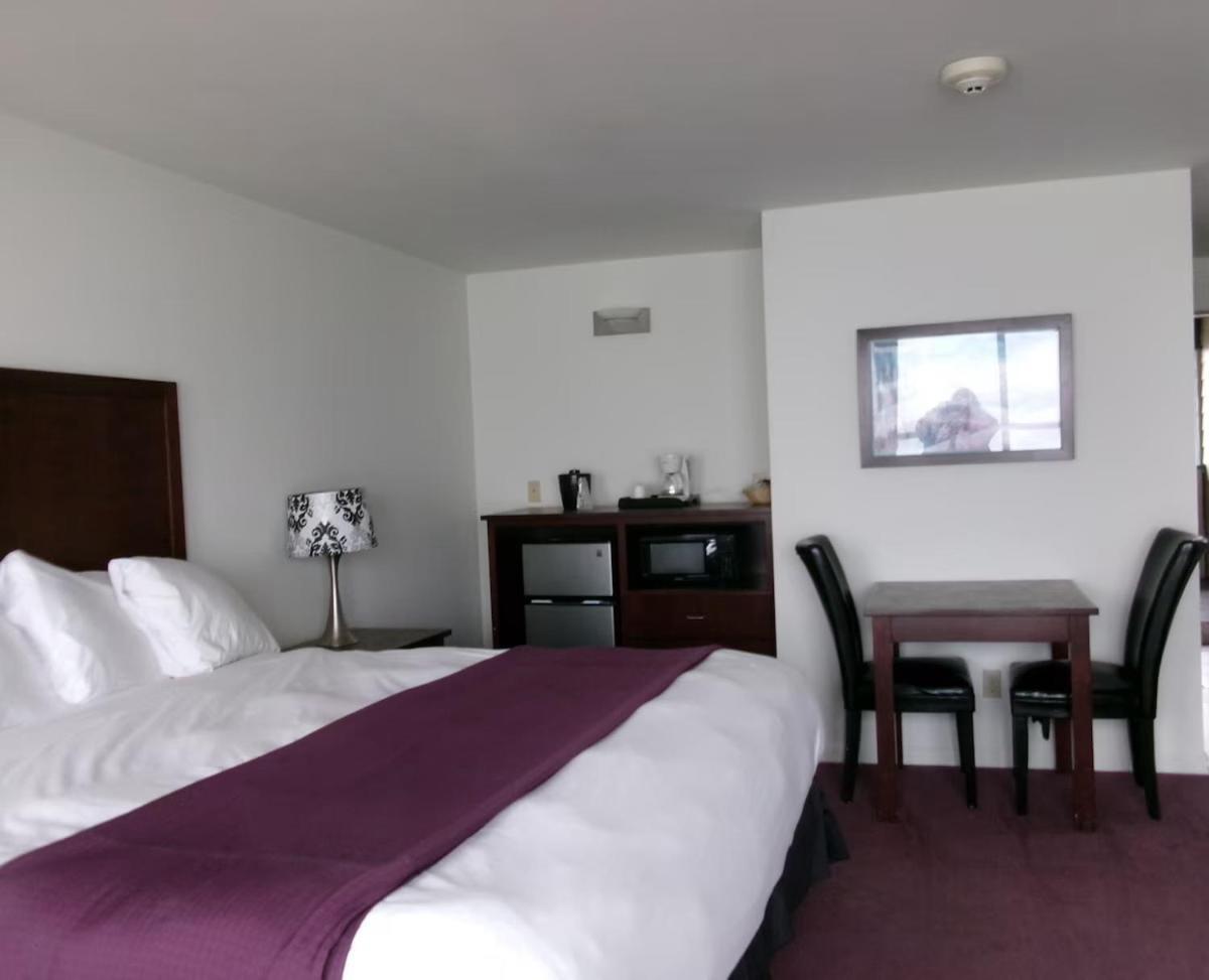 King Studio Oceanfront with Balcony