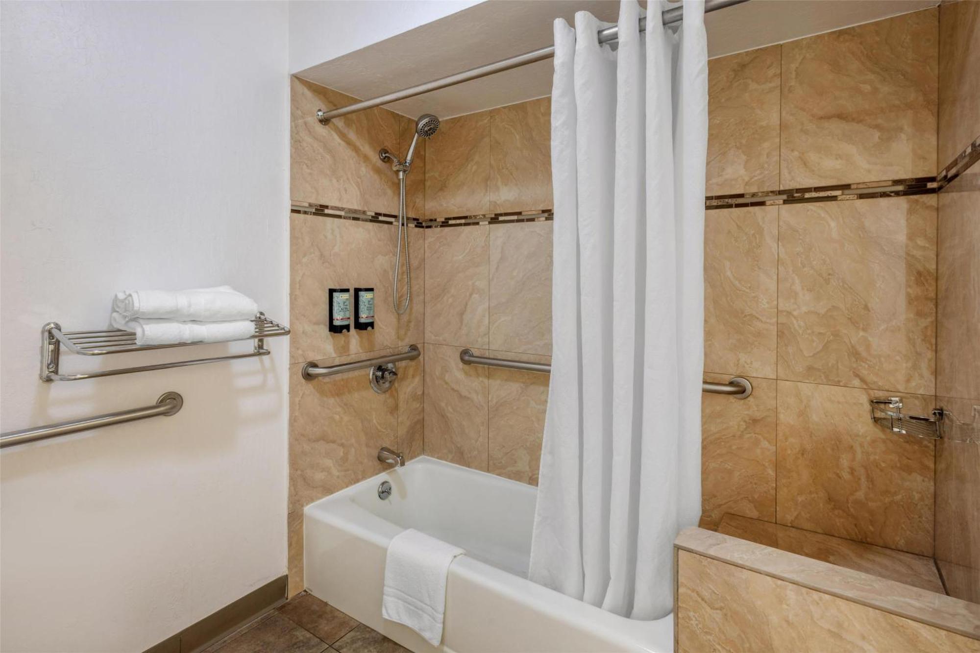Queen Room with Bath Tub - Disability Access/Non-Smoking