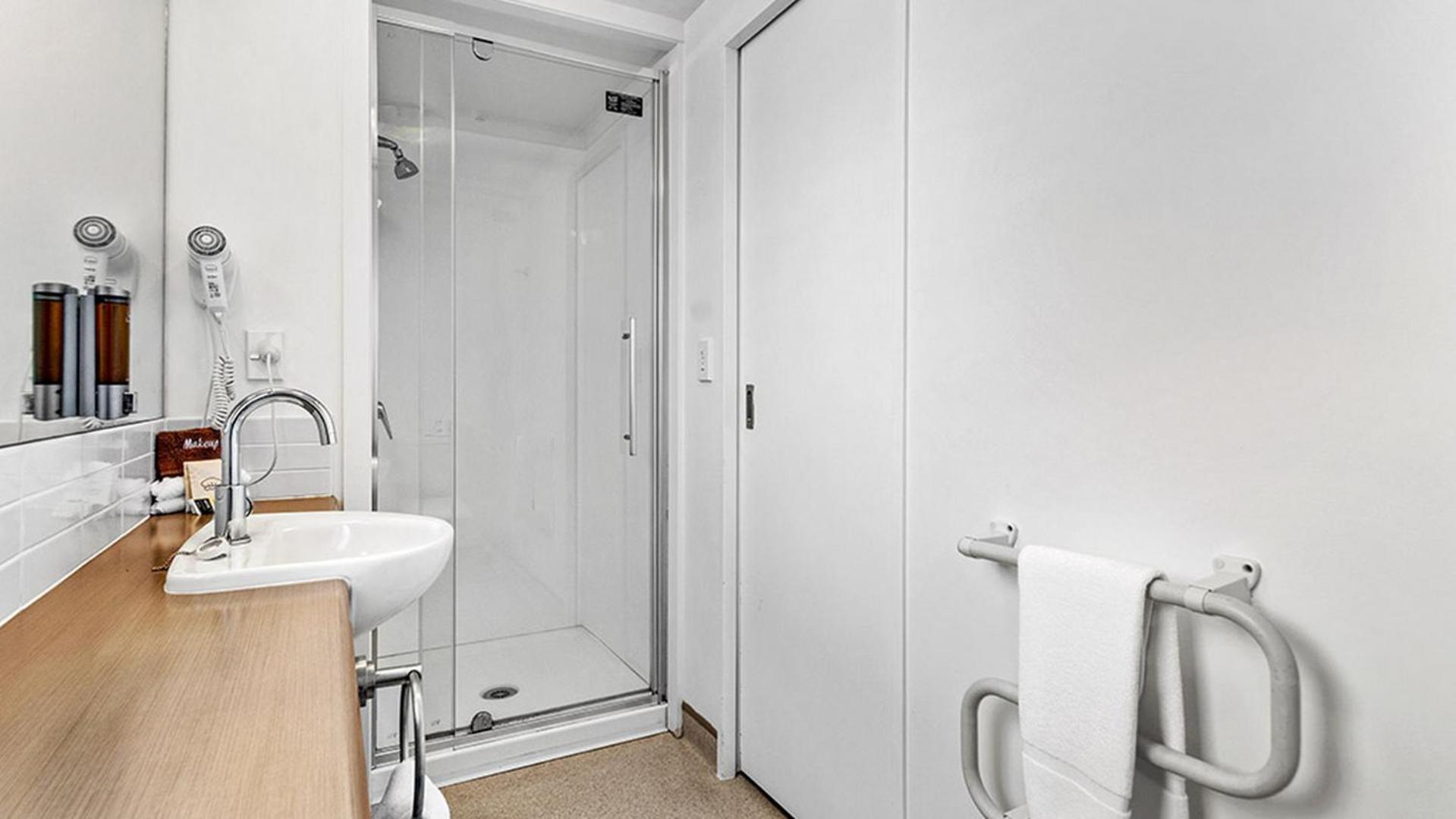 Queen Studio,1691989629:JPEG