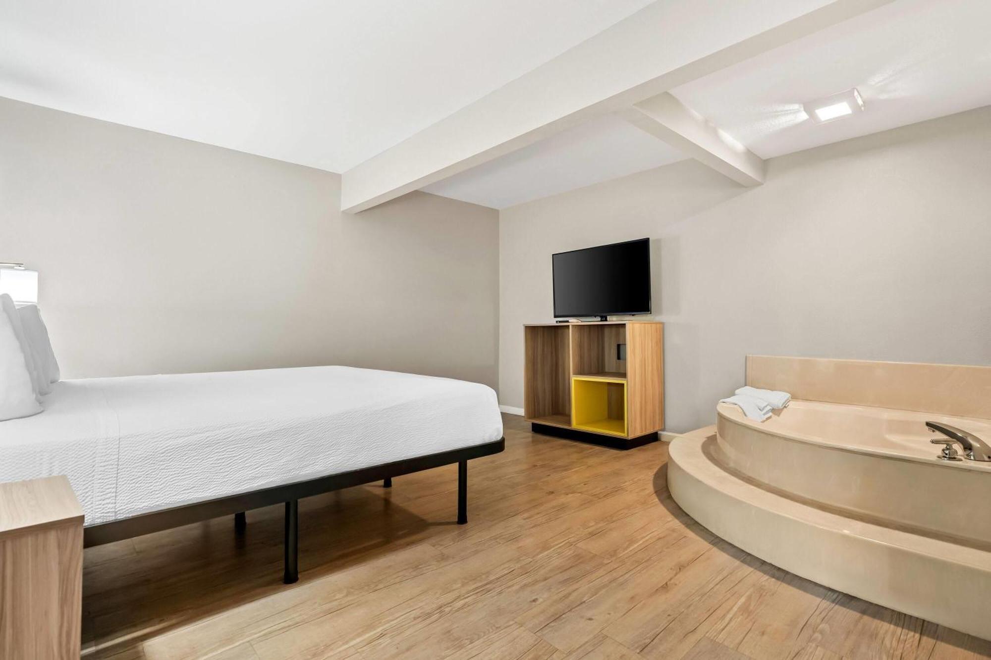 Deluxe King Studio Suite - Non-Smoking