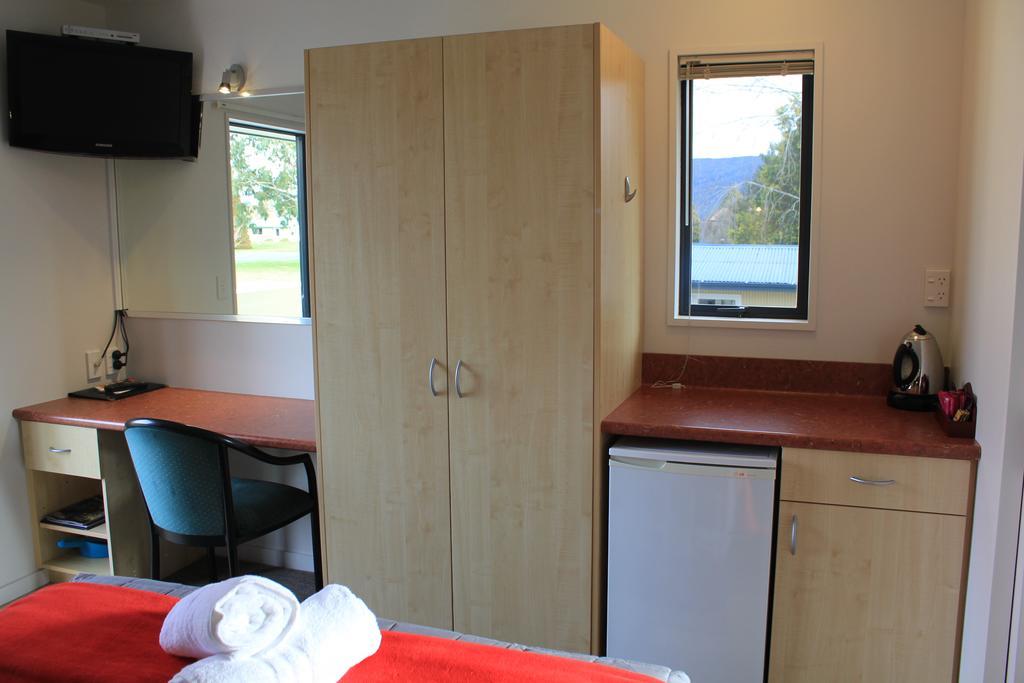 Compact Queen Studio