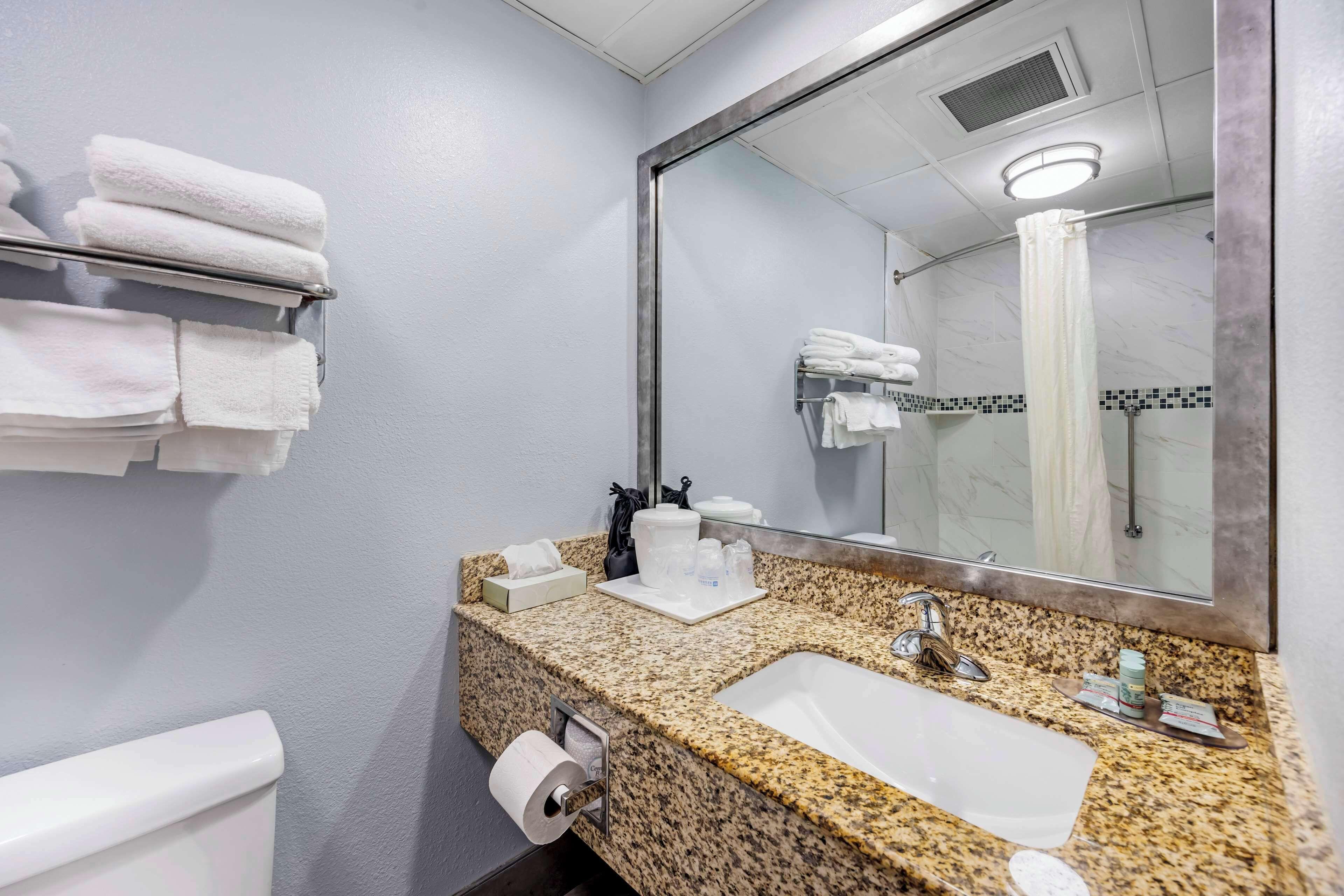 King Suite with Jetted Tub / Non-Smoking