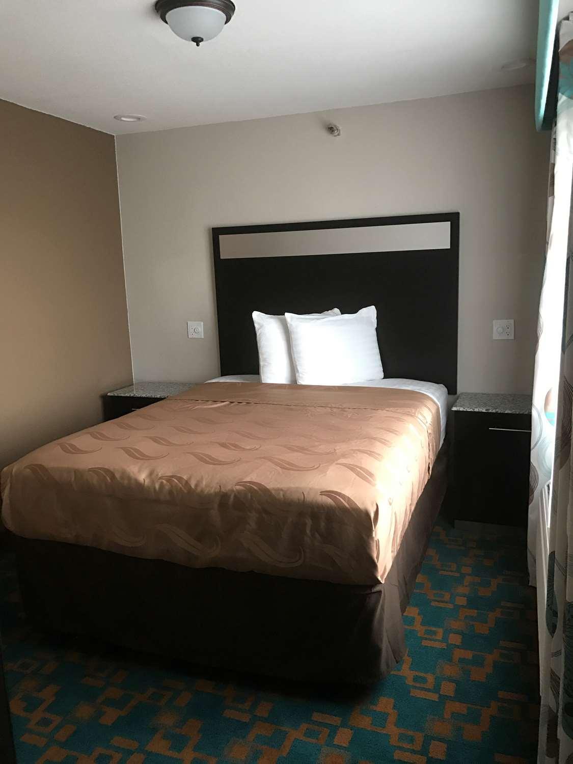 Queen Room with Three Queen Beds - Non-Smoking
