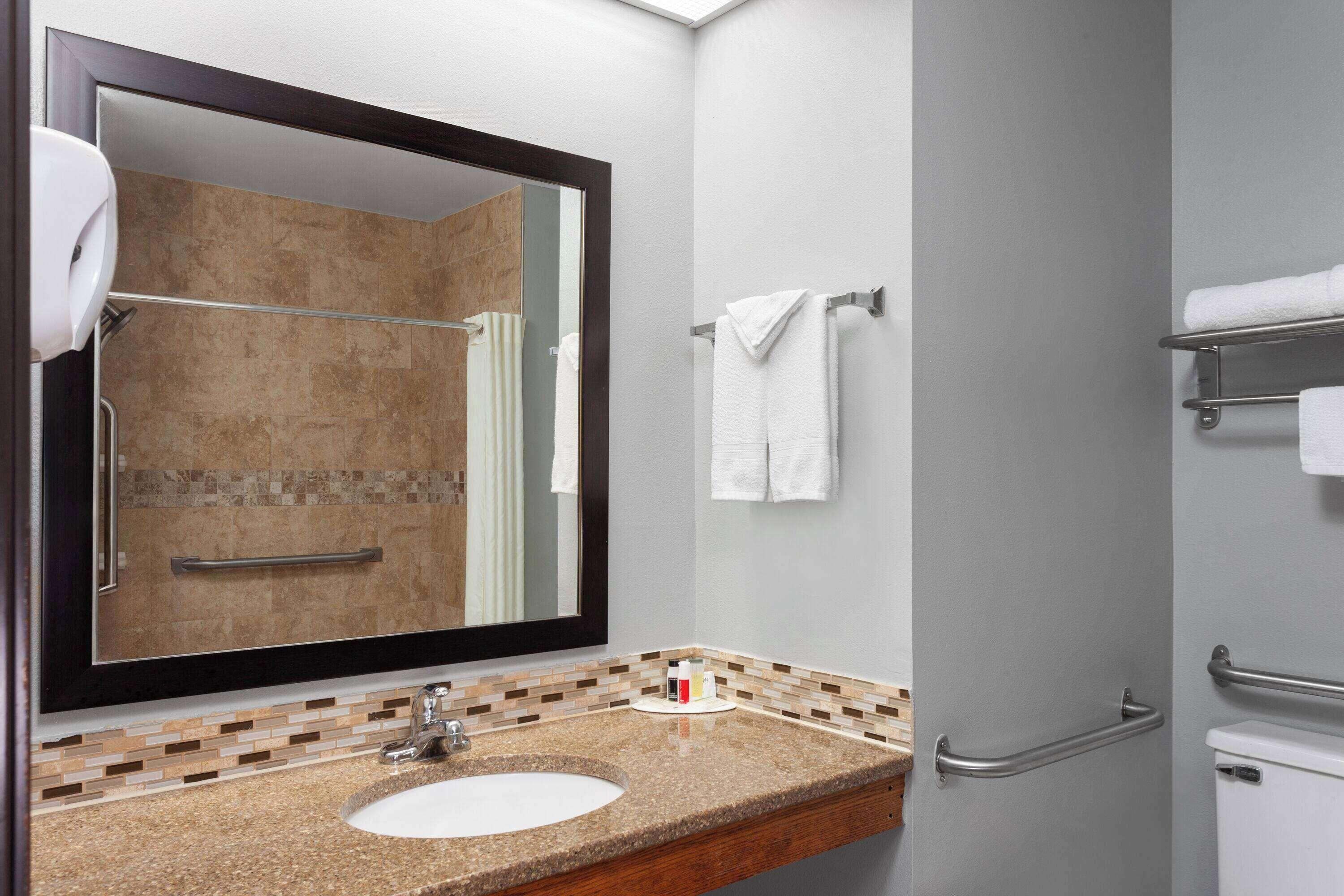Queen Room with Bath Tub - Mobility Accessible/Non-Smoking