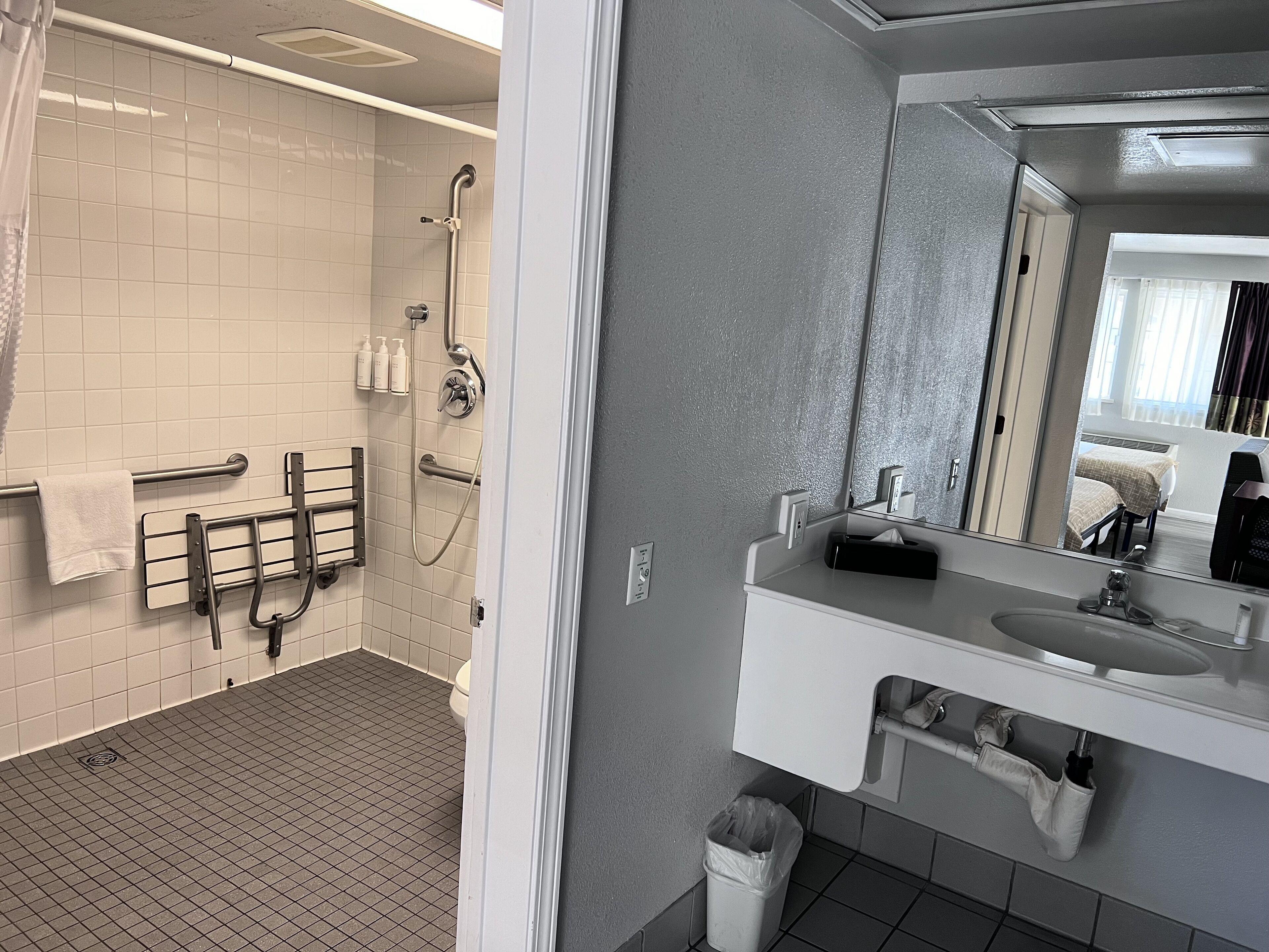 Queen Room with Two Queen Beds and Roll-In Shower - Mobility Access/Non-Smoking